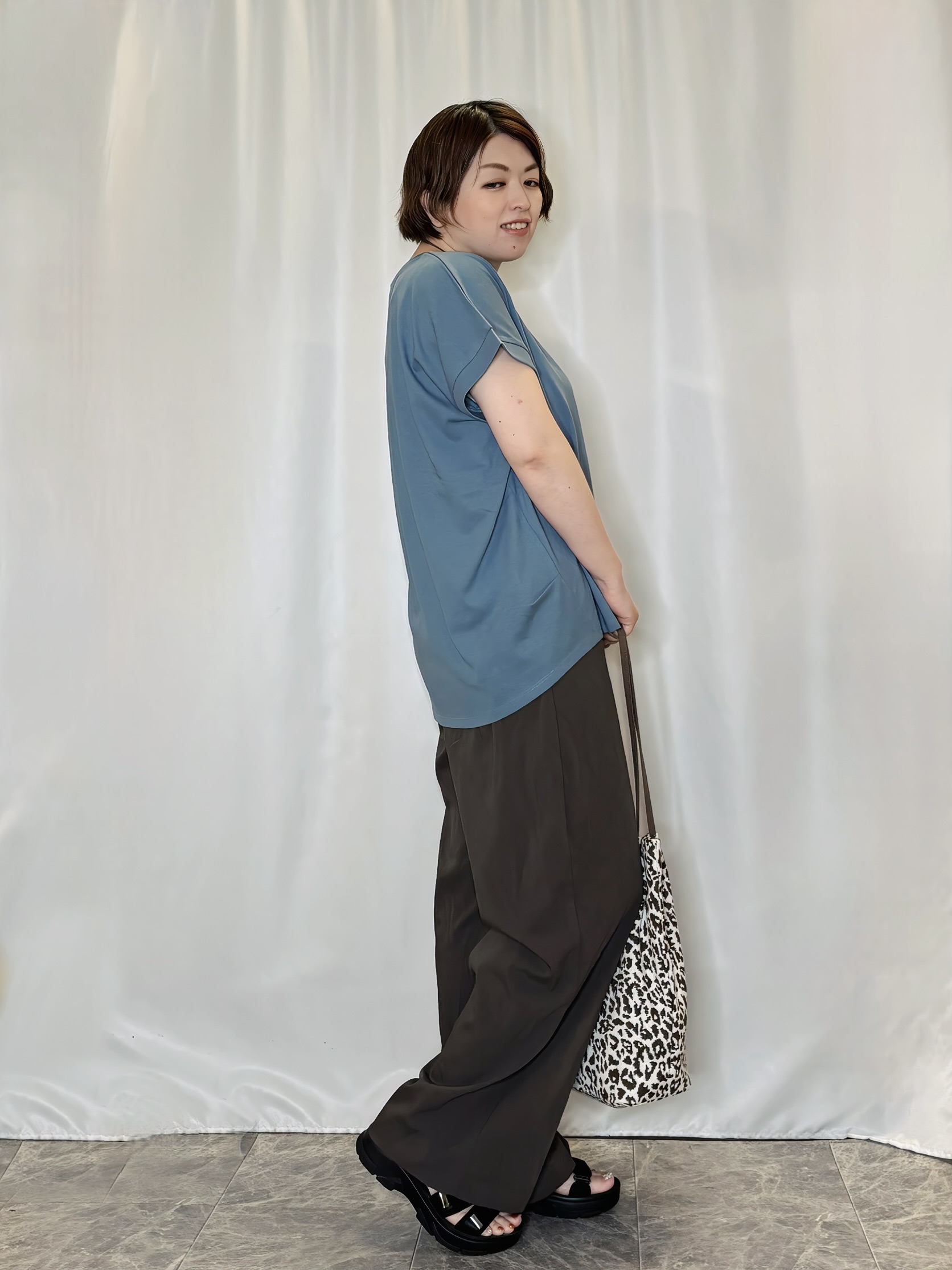 たみさんの「SHOO･LA･RUE｜【汗じみ防止/S-LL/体型カバー/洗濯機可】汗じみが気になりにくい 大人の刺繍ロゴTシャツ」を使ったコーディネート