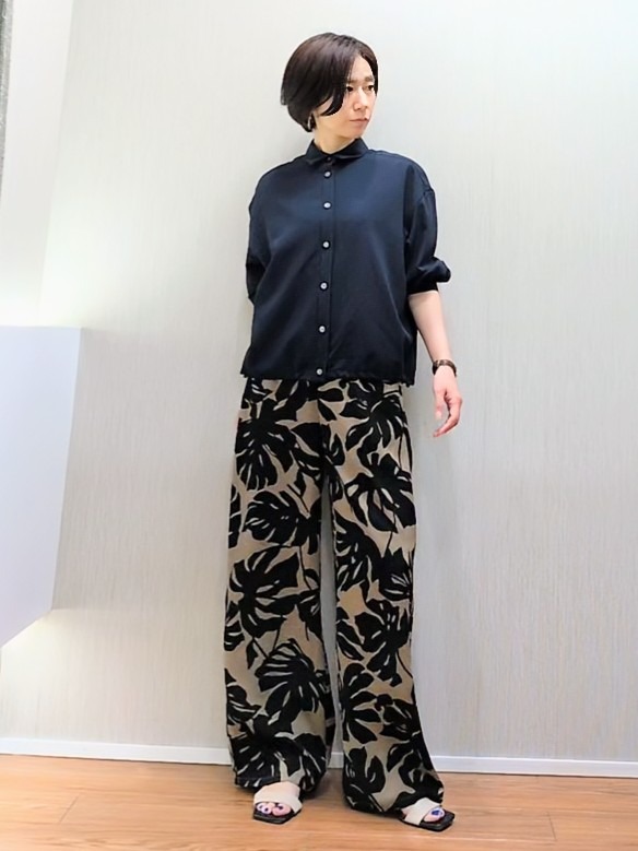 ミズタさんの「UNTITLED｜【秋羽織り/セットアップ可/UVカット】エアリークールドロストシャツ」を使ったコーディネート