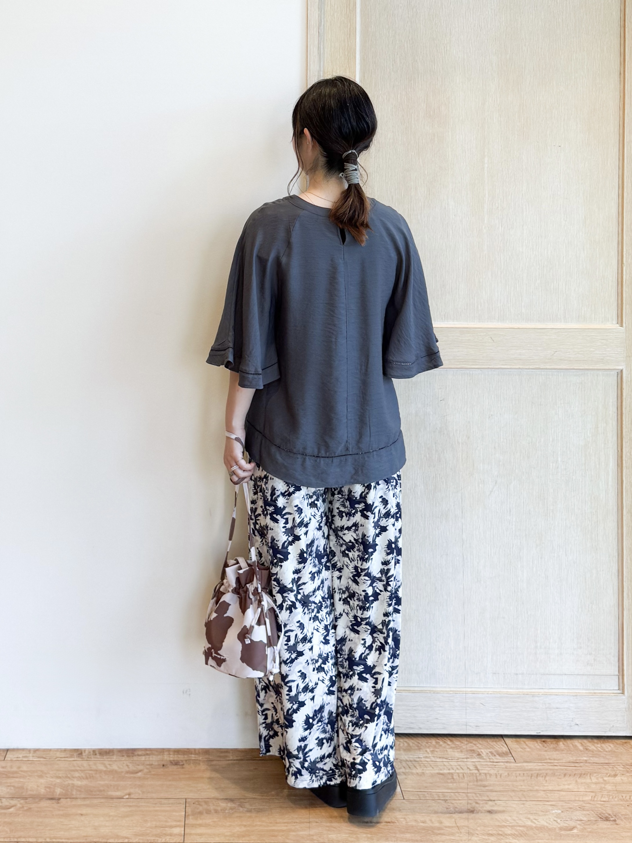 愛さんの「SHOO･LA･RUE｜【S-LL/洗濯機可/体型カバー】はしごレースがポイント スラブポンチョ風ブラウス」を使ったコーディネート