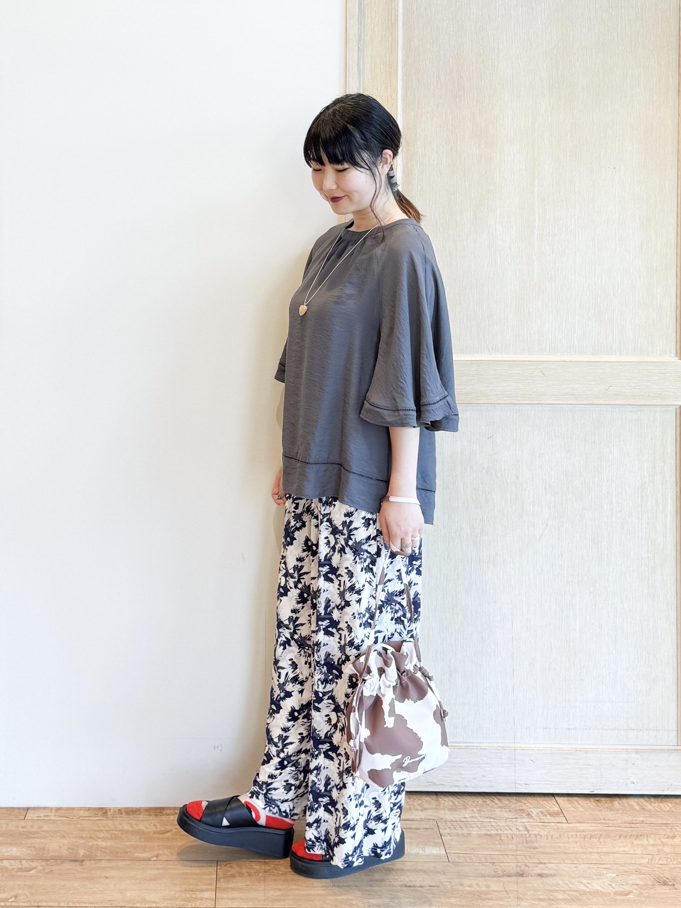 愛さんの「SHOO･LA･RUE｜【S-LL/洗濯機可/体型カバー】はしごレースがポイント スラブポンチョ風ブラウス」を使ったコーディネート