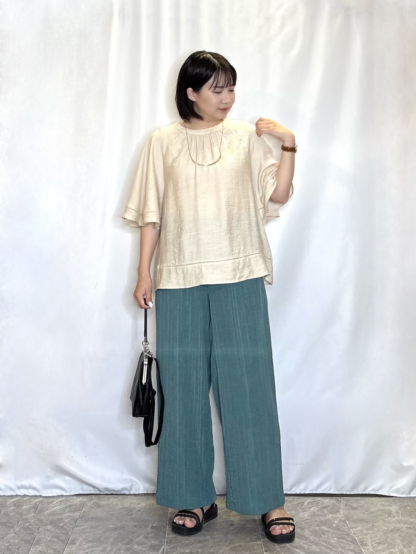 ネリさんの「SHOO･LA･RUE｜【S-LL/洗濯機可/体型カバー】はしごレースがポイント スラブポンチョ風ブラウス」を使ったコーディネート