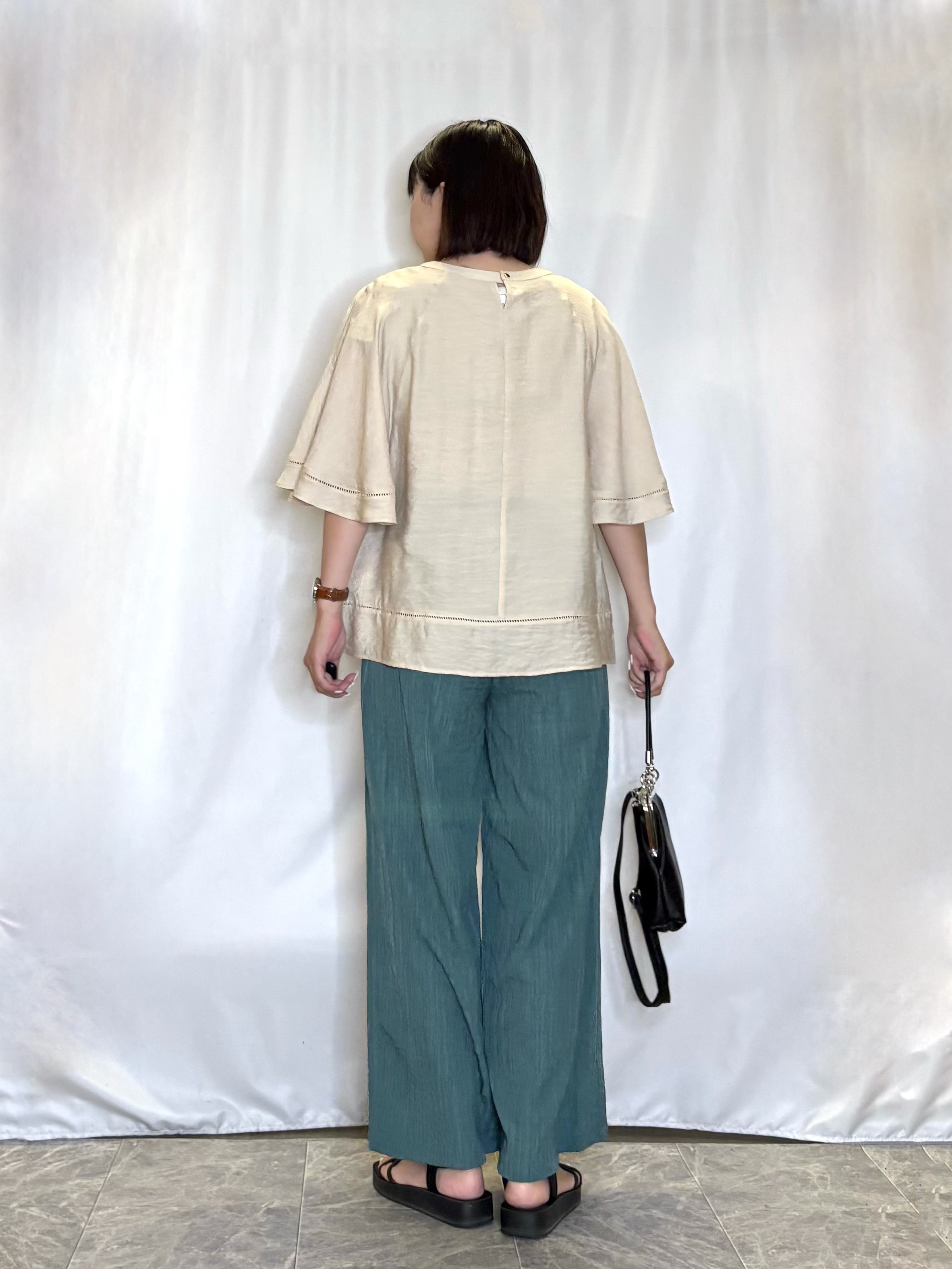 ネリさんの「SHOO･LA･RUE｜【S-LL/洗濯機可/体型カバー】はしごレースがポイント スラブポンチョ風ブラウス」を使ったコーディネート