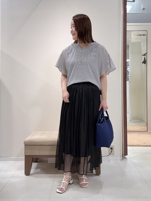 YUIさんの「UNTITLED｜【接触冷感/通気性/洗える】Vネックフリルブラウス」を使ったコーディネート