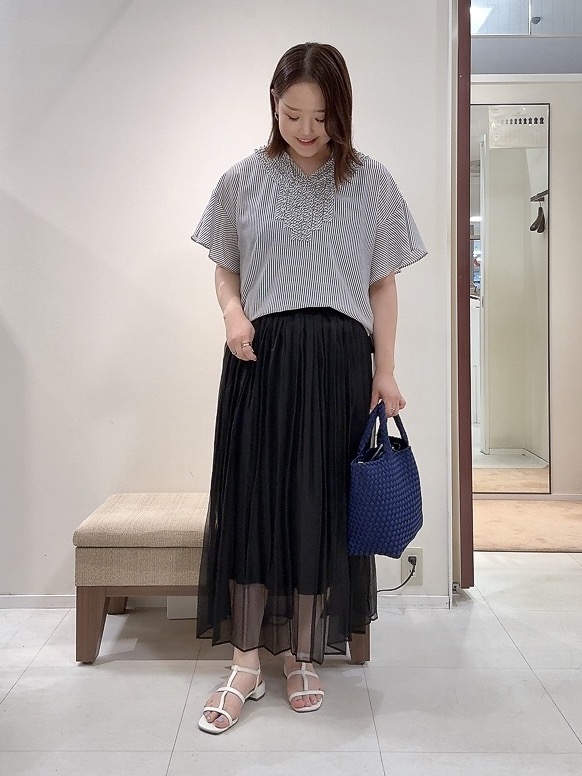 YUIさんの「UNTITLED｜【接触冷感/通気性/洗える】Vネックフリルブラウス」を使ったコーディネート