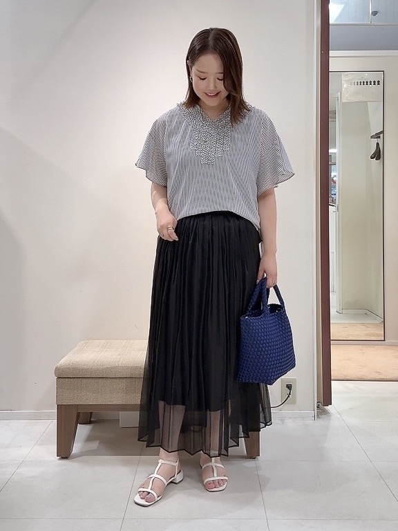 YUIさんの「UNTITLED｜【接触冷感/通気性/洗える】Vネックフリルブラウス」を使ったコーディネート