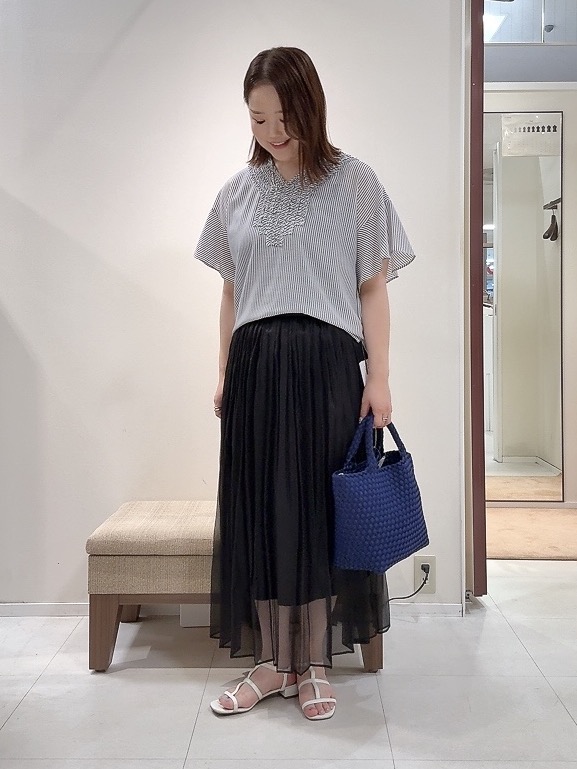 YUIさんの「UNTITLED｜【接触冷感/通気性/洗える】Vネックフリルブラウス」を使ったコーディネート