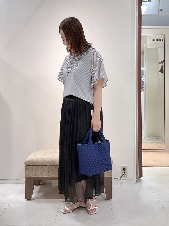 YUIさんの「UNTITLED｜【接触冷感/通気性/洗える】Vネックフリルブラウス」を使ったコーディネート
