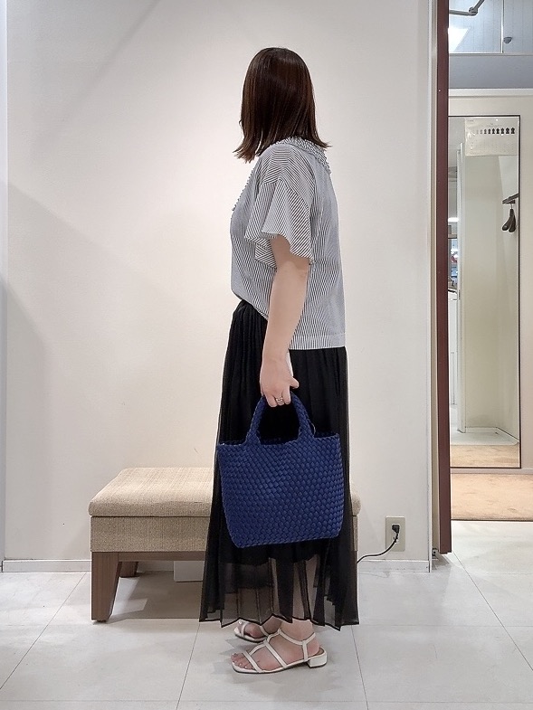 YUIさんの「UNTITLED｜【接触冷感/通気性/洗える】Vネックフリルブラウス」を使ったコーディネート
