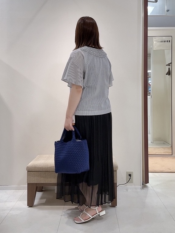 YUIさんの「UNTITLED｜【接触冷感/通気性/洗える】Vネックフリルブラウス」を使ったコーディネート
