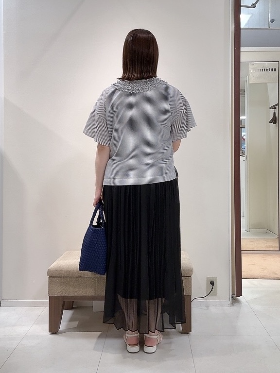 YUIさんの「UNTITLED｜【接触冷感/通気性/洗える】Vネックフリルブラウス」を使ったコーディネート