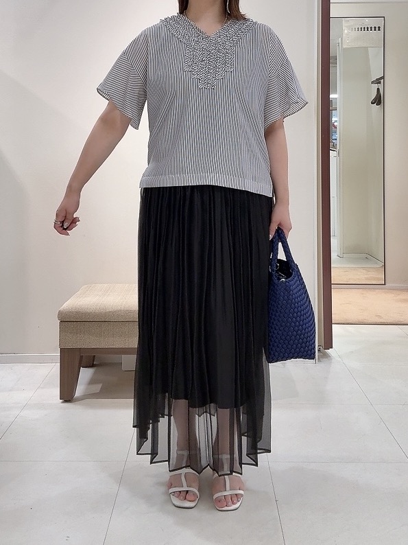 YUIさんの「UNTITLED｜【接触冷感/通気性/洗える】Vネックフリルブラウス」を使ったコーディネート