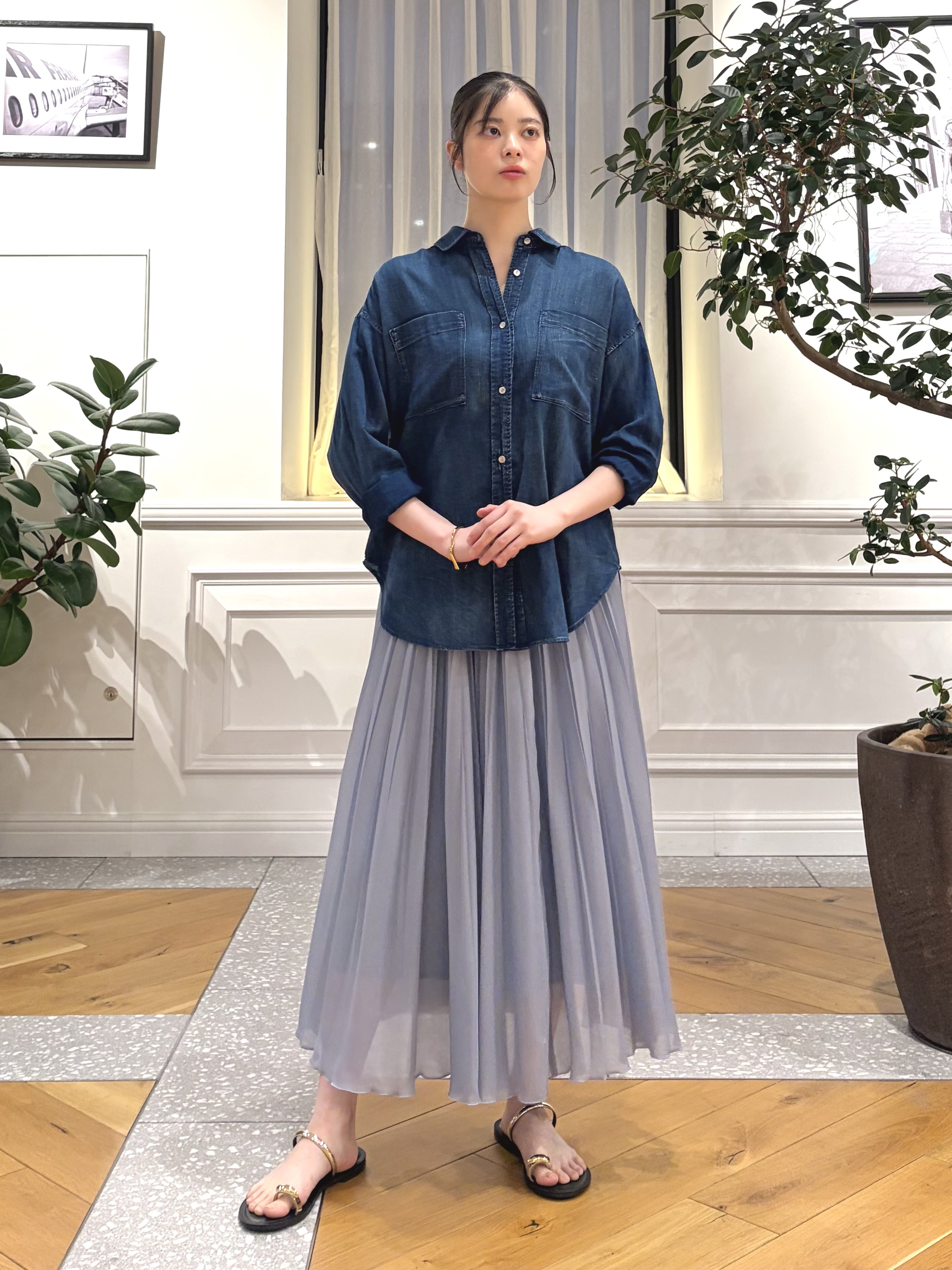 pupiさんの「DRESSTERIOR｜【涼しく着映え】シアーデニムシャツ」を使ったコーディネート