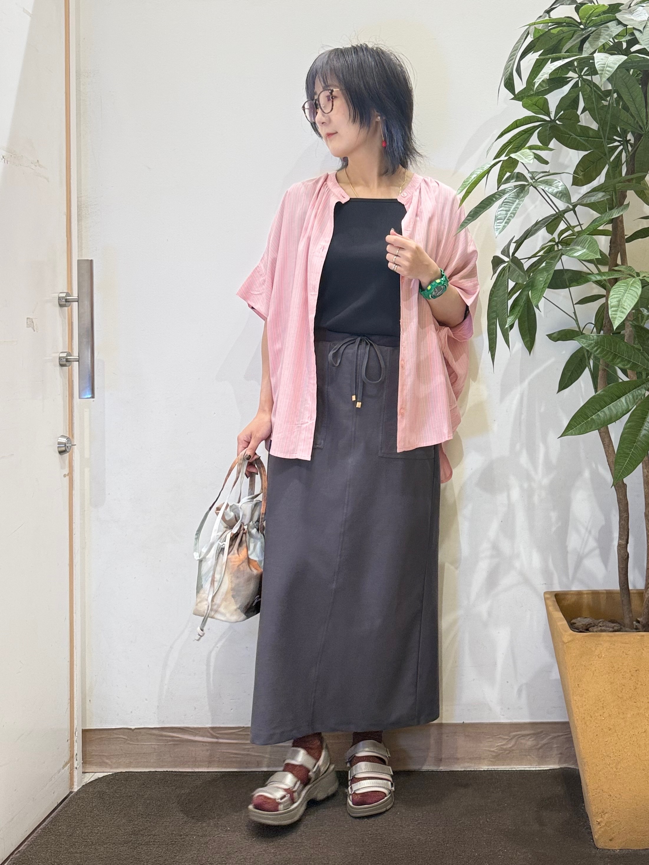 misakiさんの「SHOO･LA･RUE｜【洗濯機可/体型カバー】二の腕隠れる ゆるっとドルマンバンドカラーシャツ」を使ったコーディネート