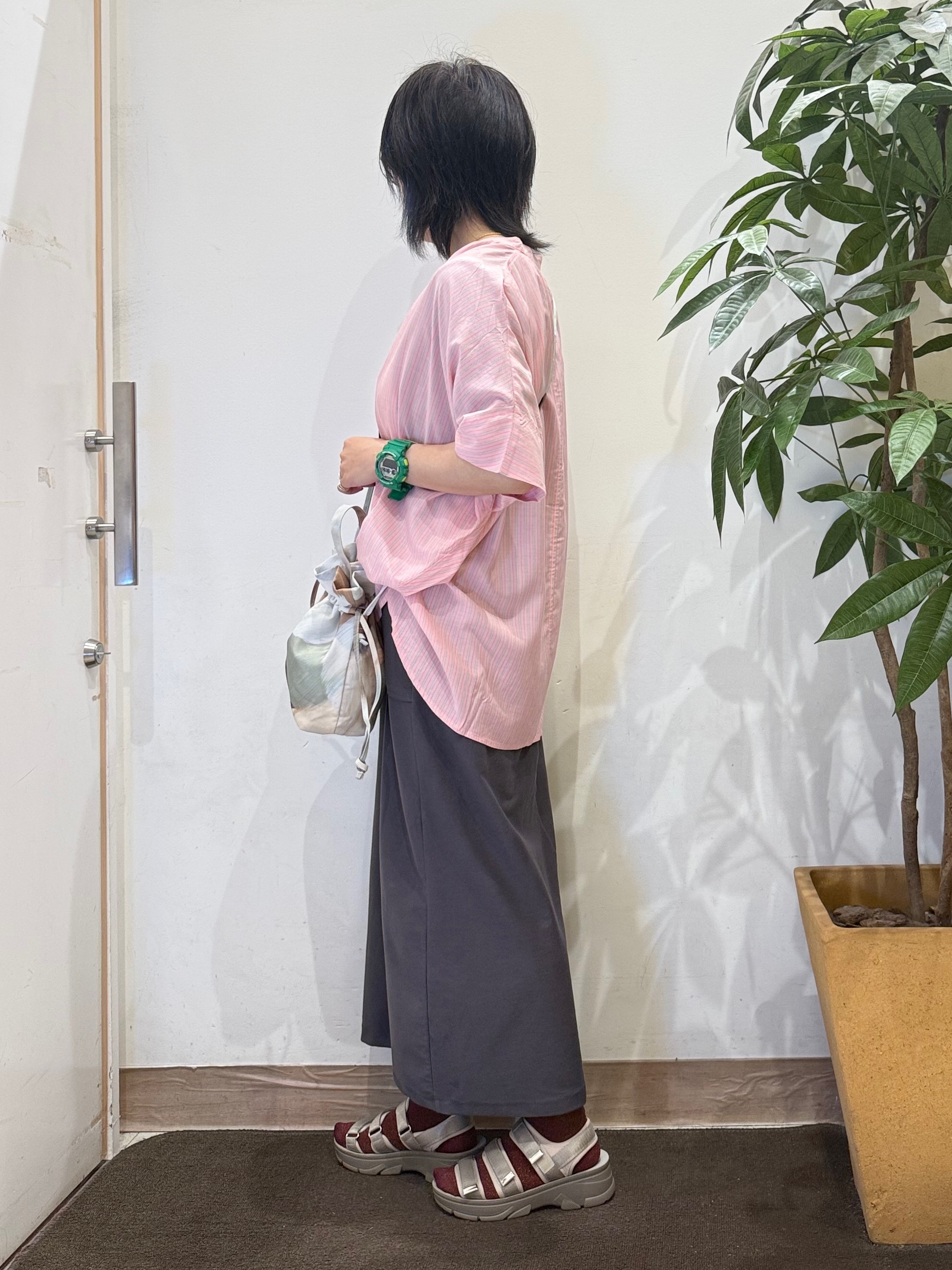 misakiさんの「SHOO･LA･RUE｜【洗濯機可/体型カバー】二の腕隠れる ゆるっとドルマンバンドカラーシャツ」を使ったコーディネート