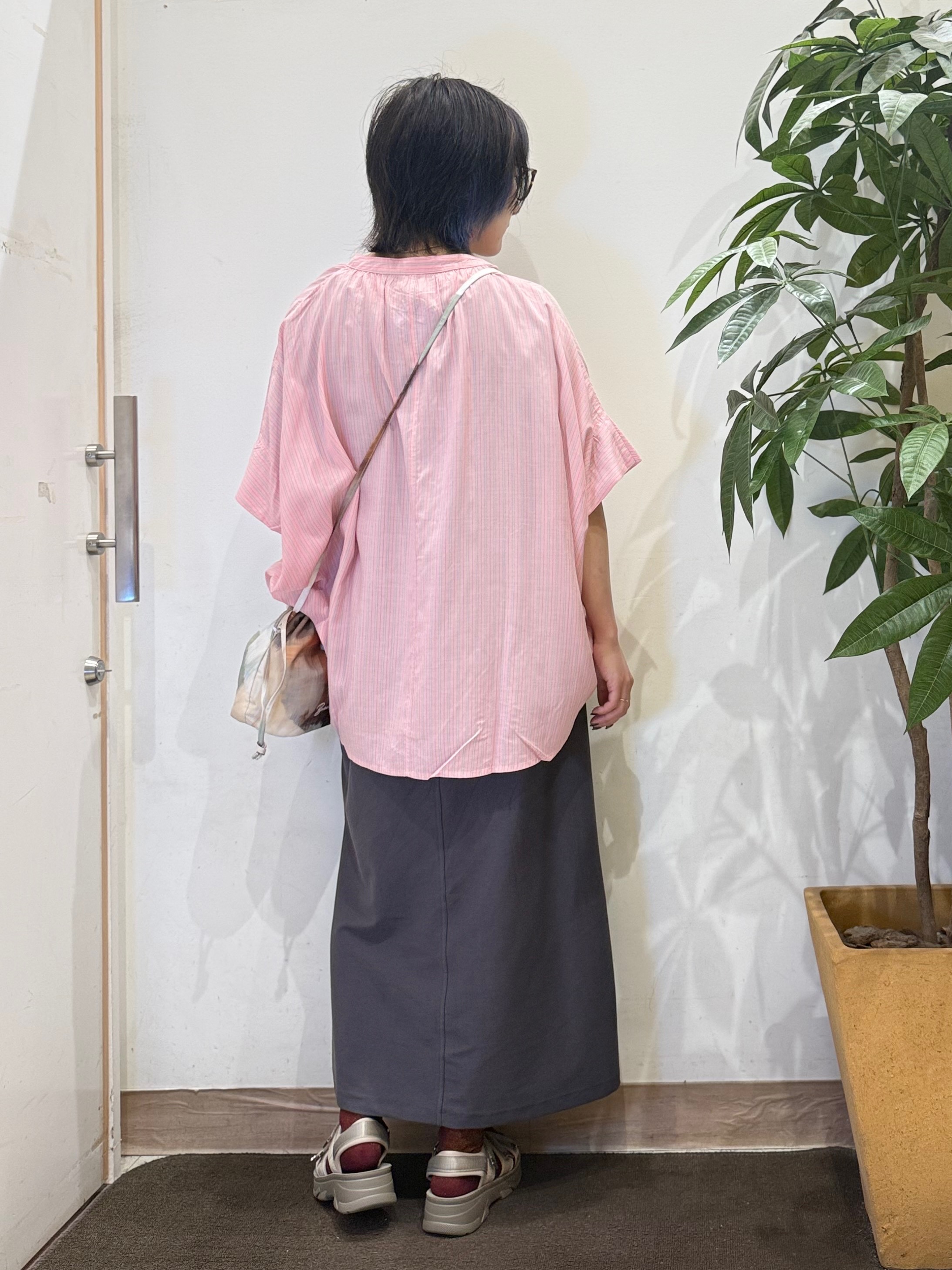 misakiさんの「SHOO･LA･RUE｜【洗濯機可/体型カバー】二の腕隠れる ゆるっとドルマンバンドカラーシャツ」を使ったコーディネート