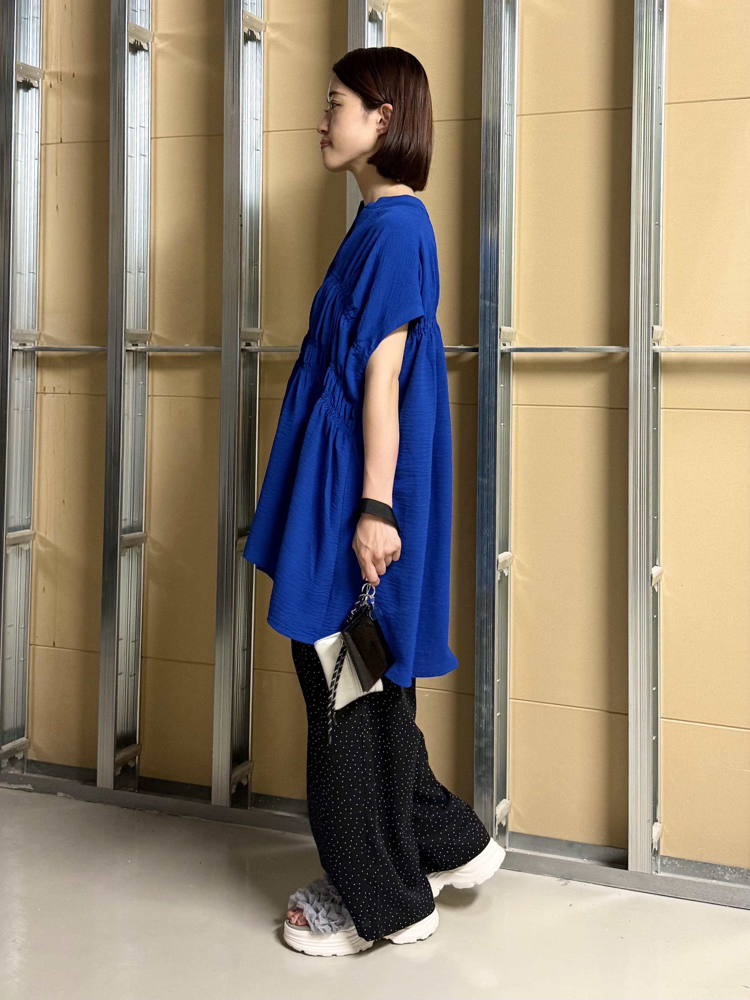 sahoさんの「THE SHOP TK｜【体型カバー/防しわ/UV】さらさらシャーリングブラウス」を使ったコーディネート