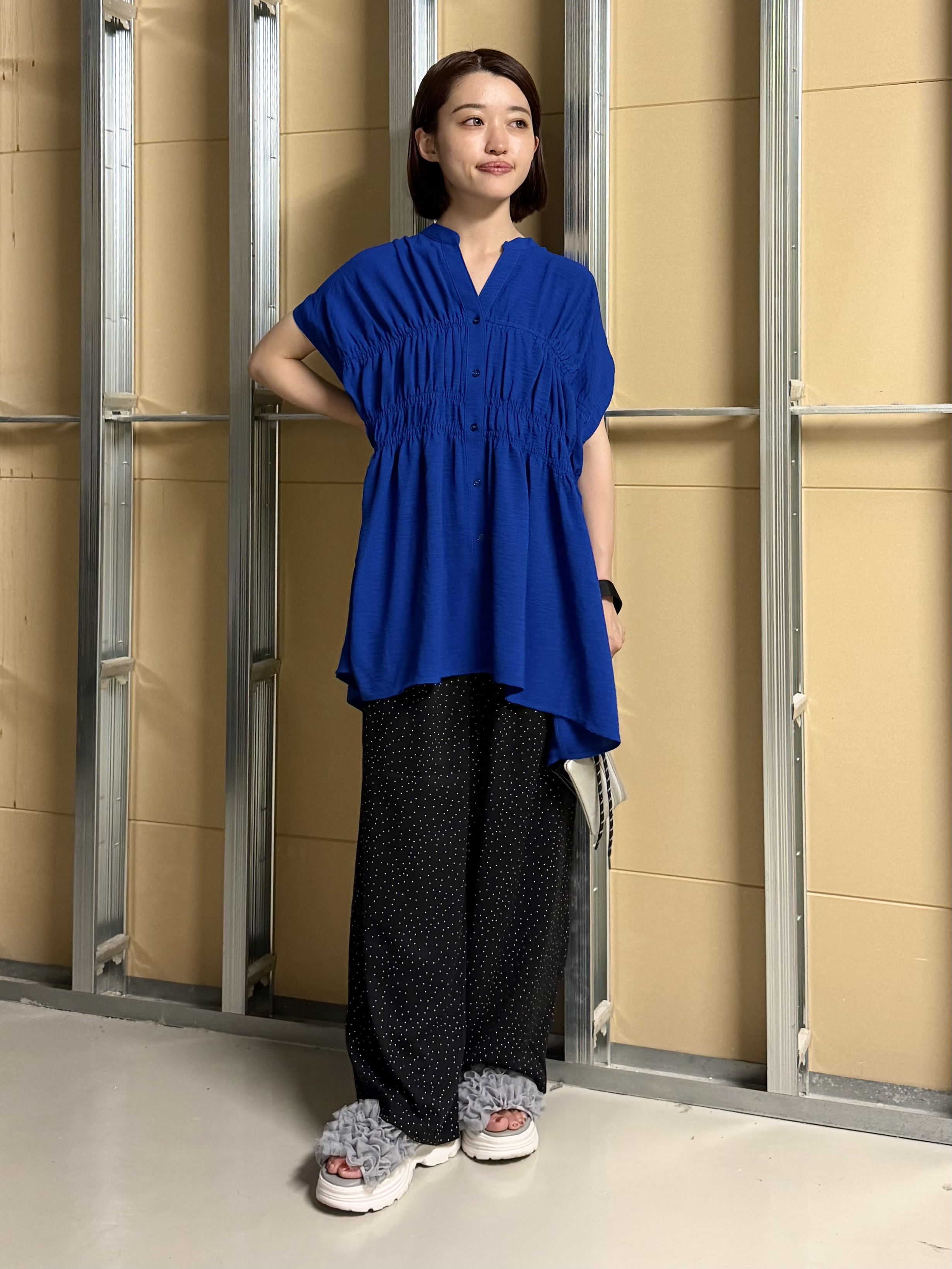 sahoさんの「THE SHOP TK｜【体型カバー/防しわ/UV】さらさらシャーリングブラウス」を使ったコーディネート