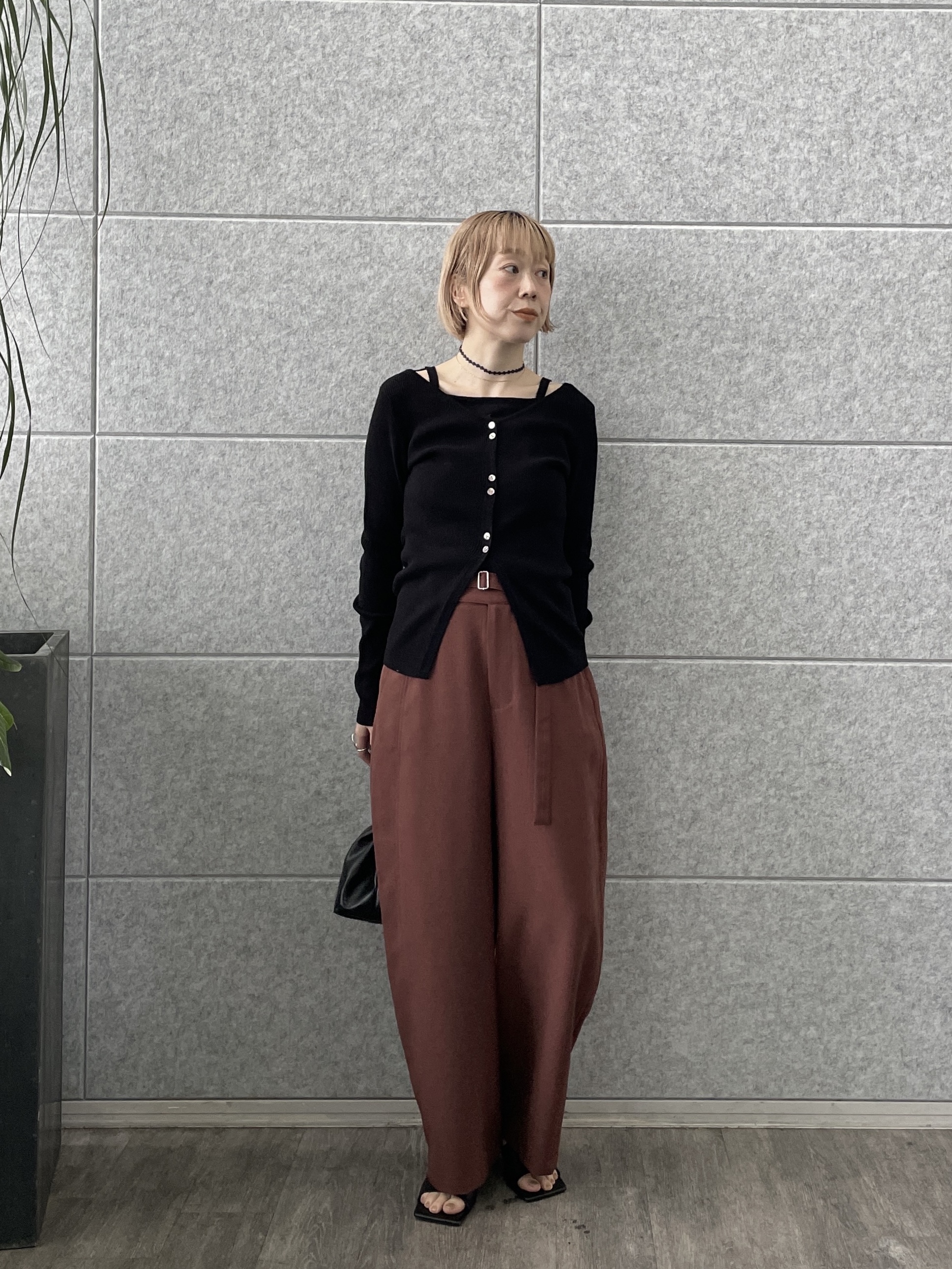 mikuさんの「INDIVI｜ベルト付きバレルパンツ」を使ったコーディネート
