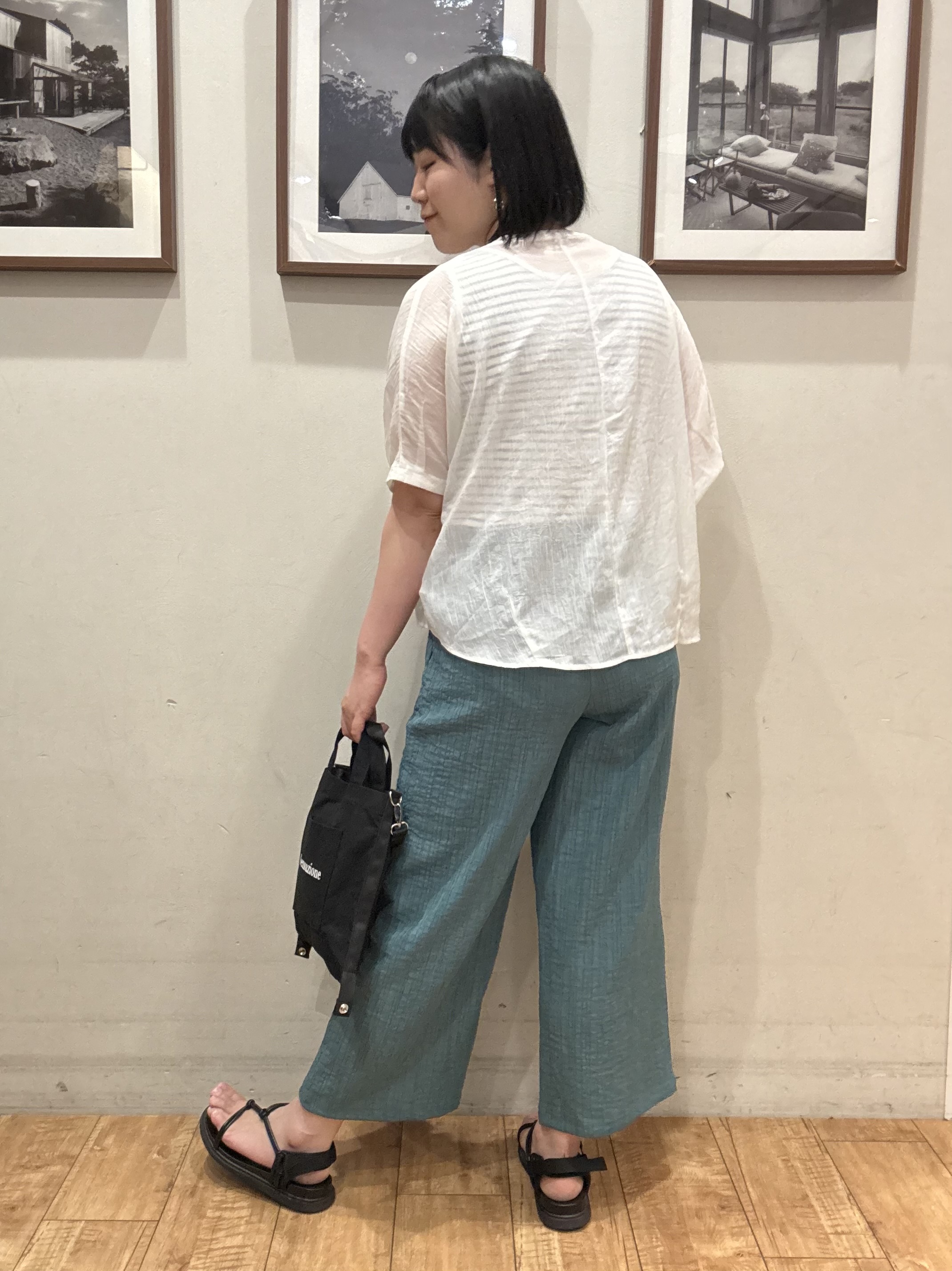 Tsuruさんの「SHOO･LA･RUE｜【洗濯機可/選べる6色】程よいシアー感が涼し気 ゆったりワッシャードルマンブラウス」を使ったコーディネート