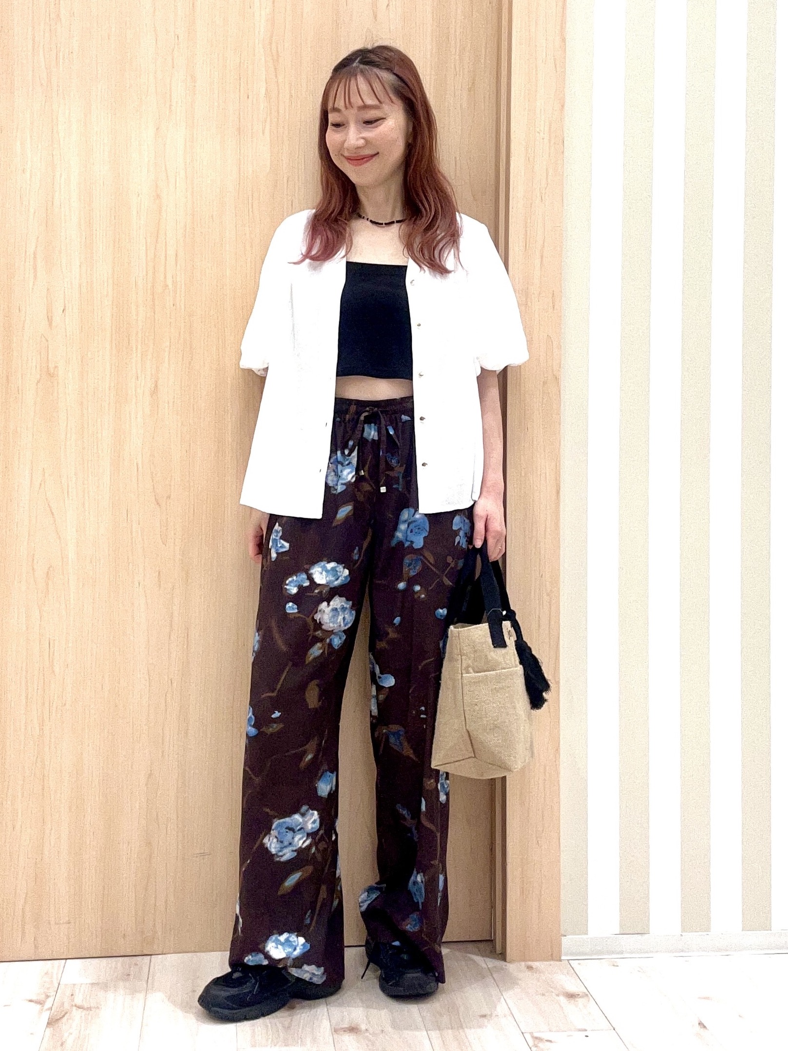ririさんの「SHOO･LA･RUE｜【洗濯機可】バルーンスリーブで二の腕カバー キーネック5分袖ブラウス」を使ったコーディネート