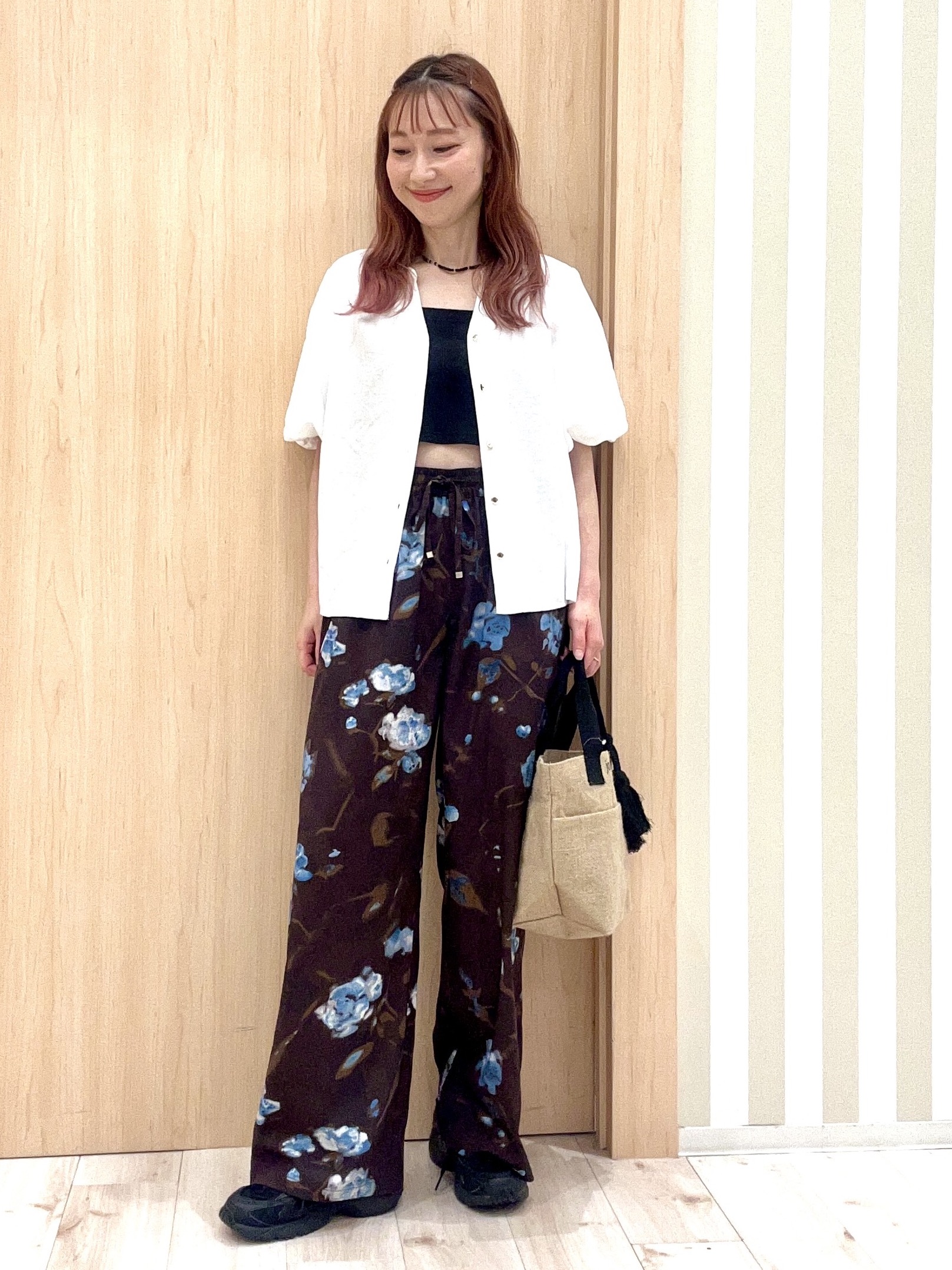 ririさんの「SHOO･LA･RUE｜【洗濯機可】バルーンスリーブで二の腕カバー キーネック5分袖ブラウス」を使ったコーディネート