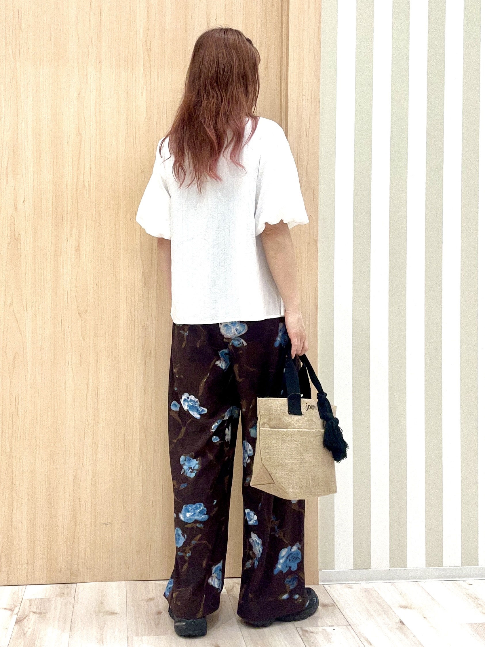 ririさんの「SHOO･LA･RUE｜【洗濯機可】バルーンスリーブで二の腕カバー キーネック5分袖ブラウス」を使ったコーディネート