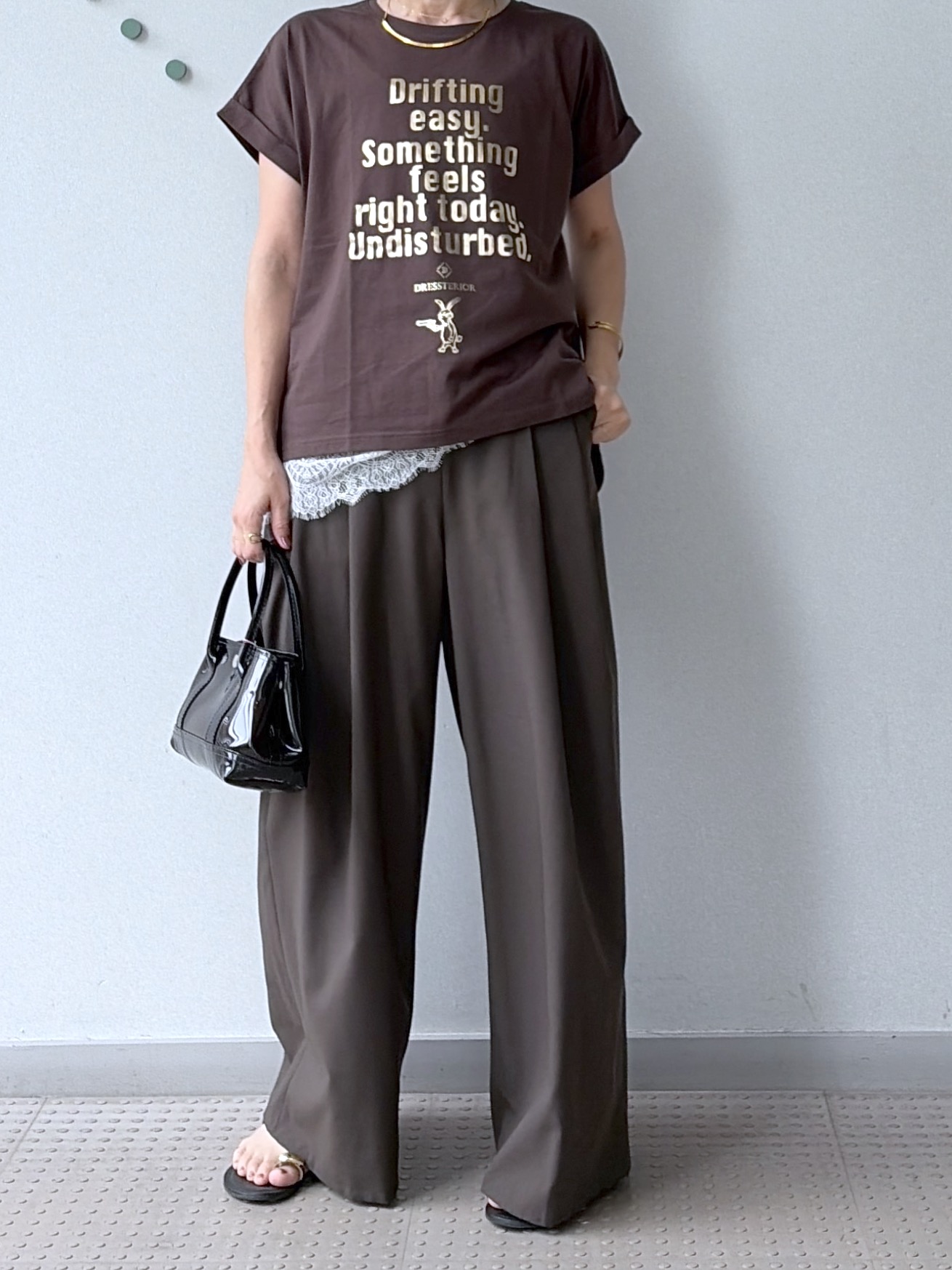 yoshikadoさんの「DRESSTERIOR｜◆【箔ロゴ】箔プリントドルマンスリーブ Tシャツ」を使ったコーディネート