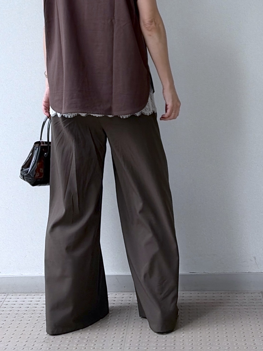 yoshikadoさんの「DRESSTERIOR｜◆【箔ロゴ】箔プリントドルマンスリーブ Tシャツ」を使ったコーディネート