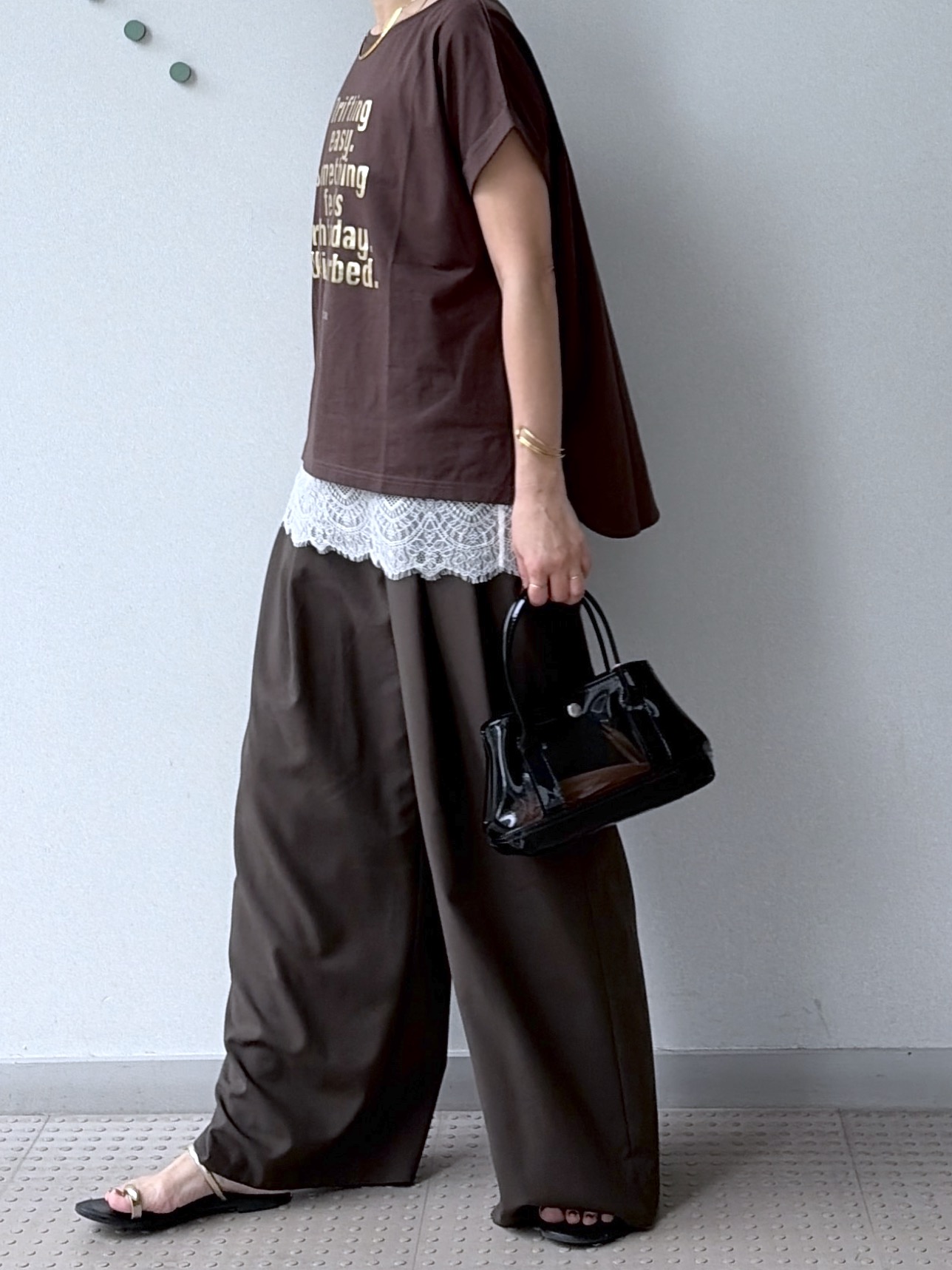 yoshikadoさんの「DRESSTERIOR｜◆【箔ロゴ】箔プリントドルマンスリーブ Tシャツ」を使ったコーディネート