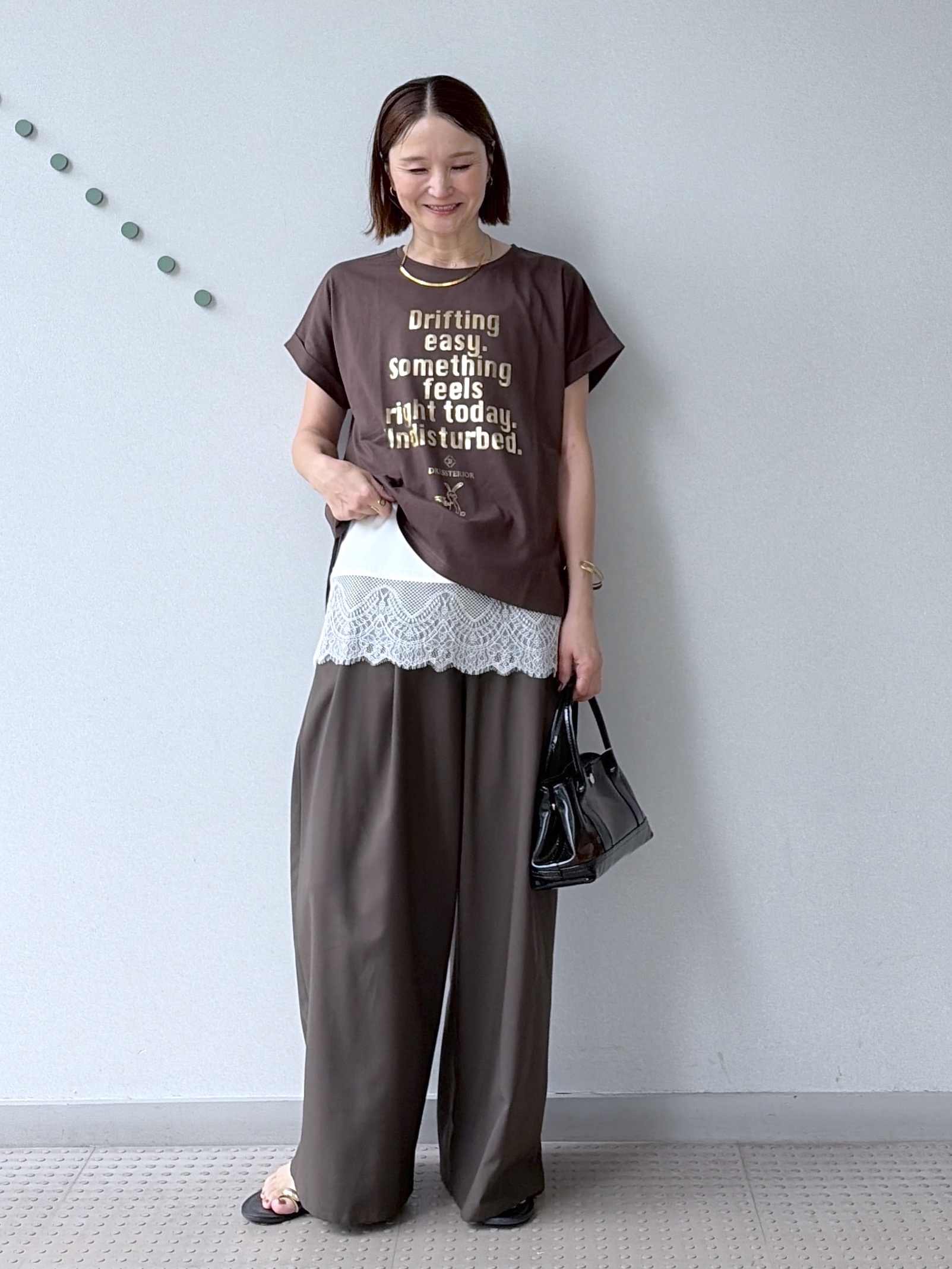 yoshikadoさんの「DRESSTERIOR｜◆【箔ロゴ】箔プリントドルマンスリーブ Tシャツ」を使ったコーディネート