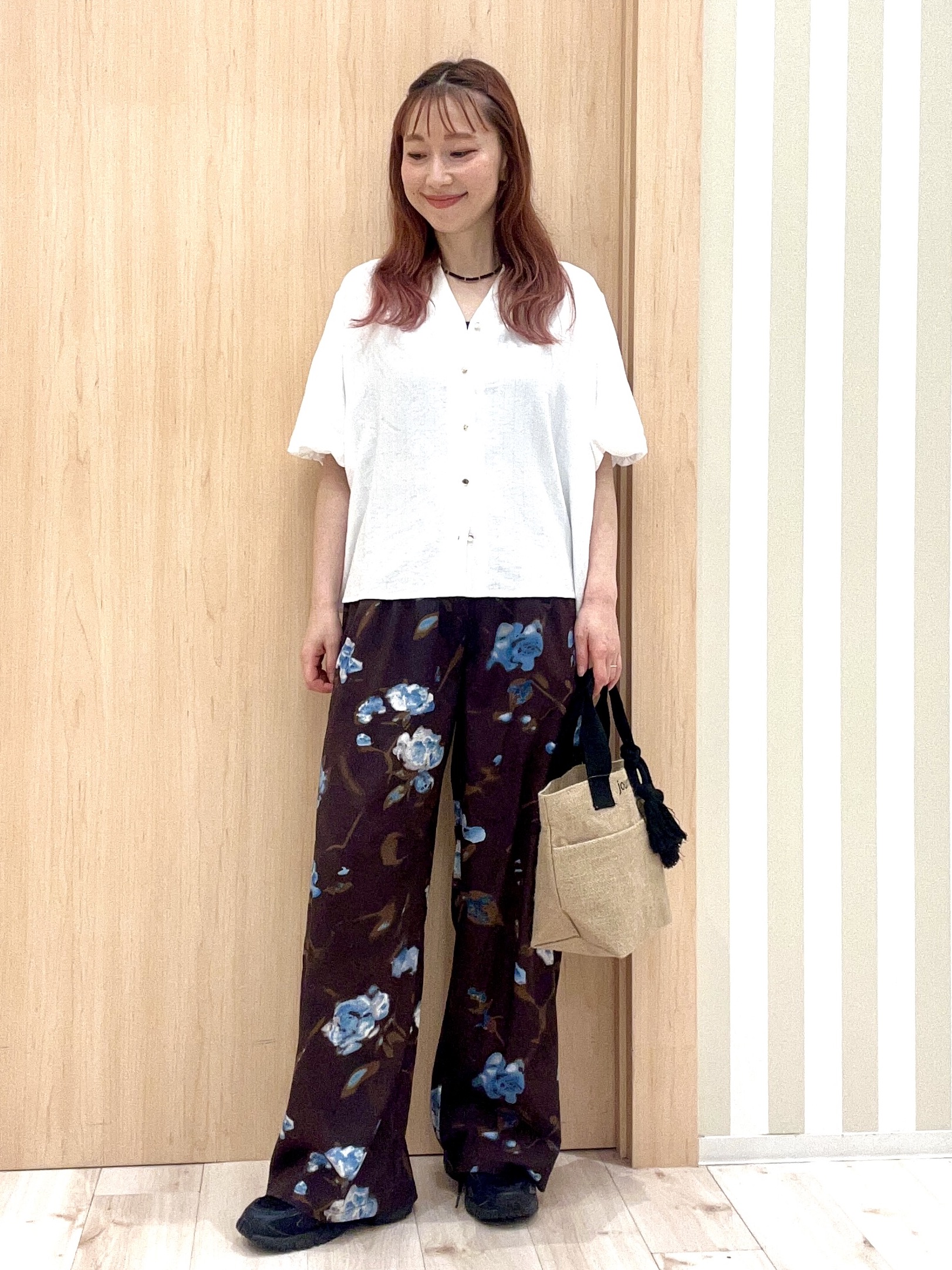 ririさんの「SHOO･LA･RUE｜【洗濯機可】バルーンスリーブで二の腕カバー キーネック5分袖ブラウス」を使ったコーディネート