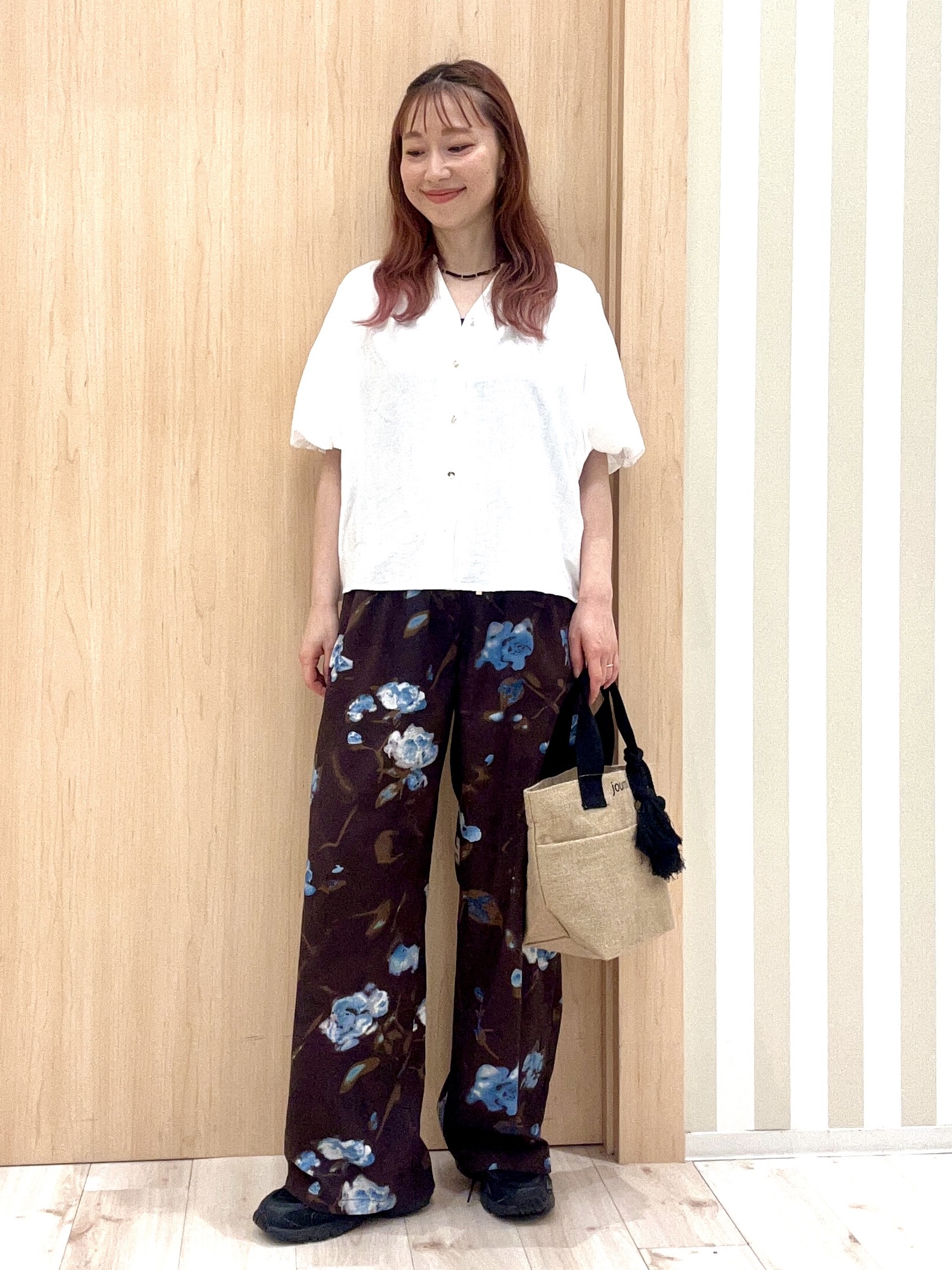 ririさんの「SHOO･LA･RUE｜【洗濯機可】バルーンスリーブで二の腕カバー キーネック5分袖ブラウス」を使ったコーディネート