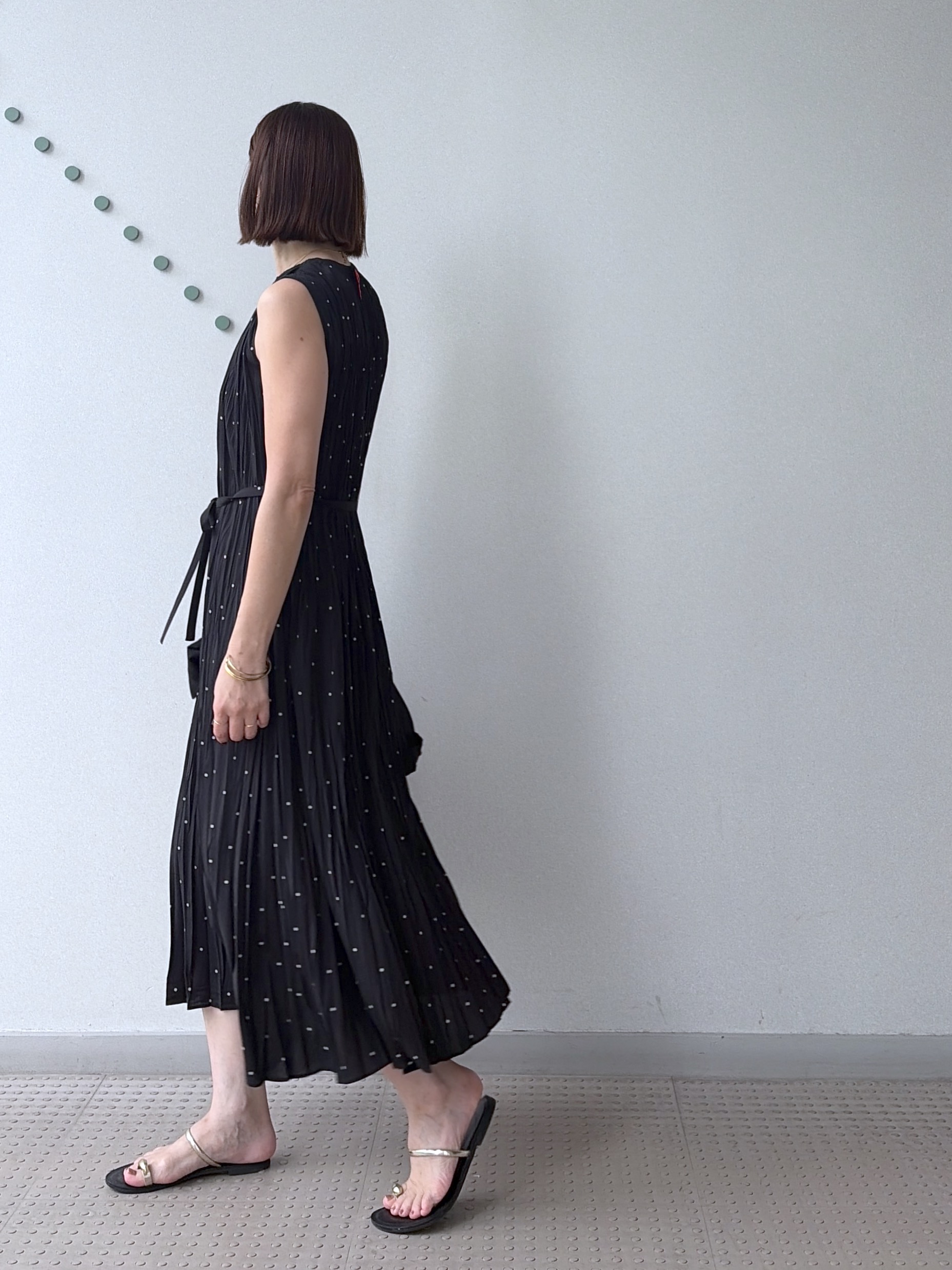 yoshikadoさんの「DRESSTERIOR｜【ウォッシャブル/2WAYシルエット】ノースリーブプリーツワンピース」を使ったコーディネート