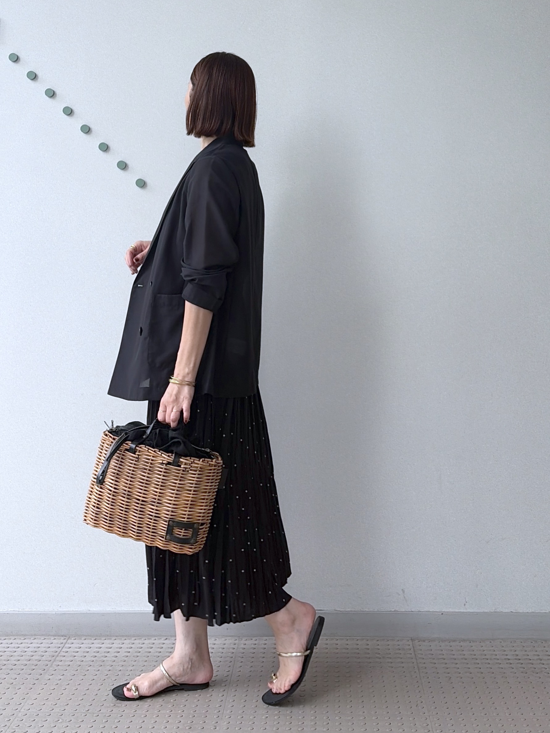 yoshikadoさんの「DRESSTERIOR｜【ウォッシャブル/2WAYシルエット】ノースリーブプリーツワンピース」を使ったコーディネート
