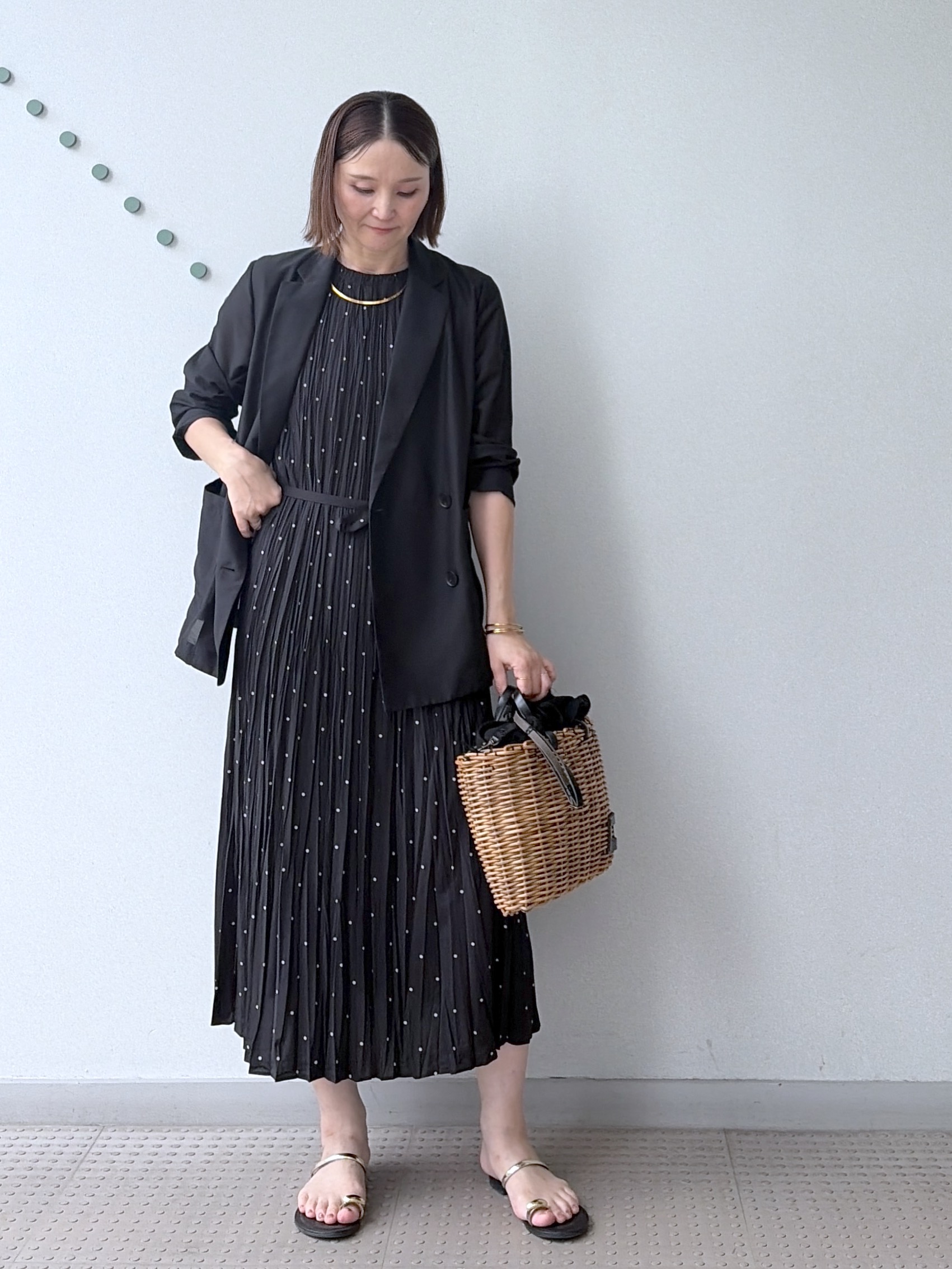 yoshikadoさんの「DRESSTERIOR｜【ウォッシャブル/2WAYシルエット】ノースリーブプリーツワンピース」を使ったコーディネート