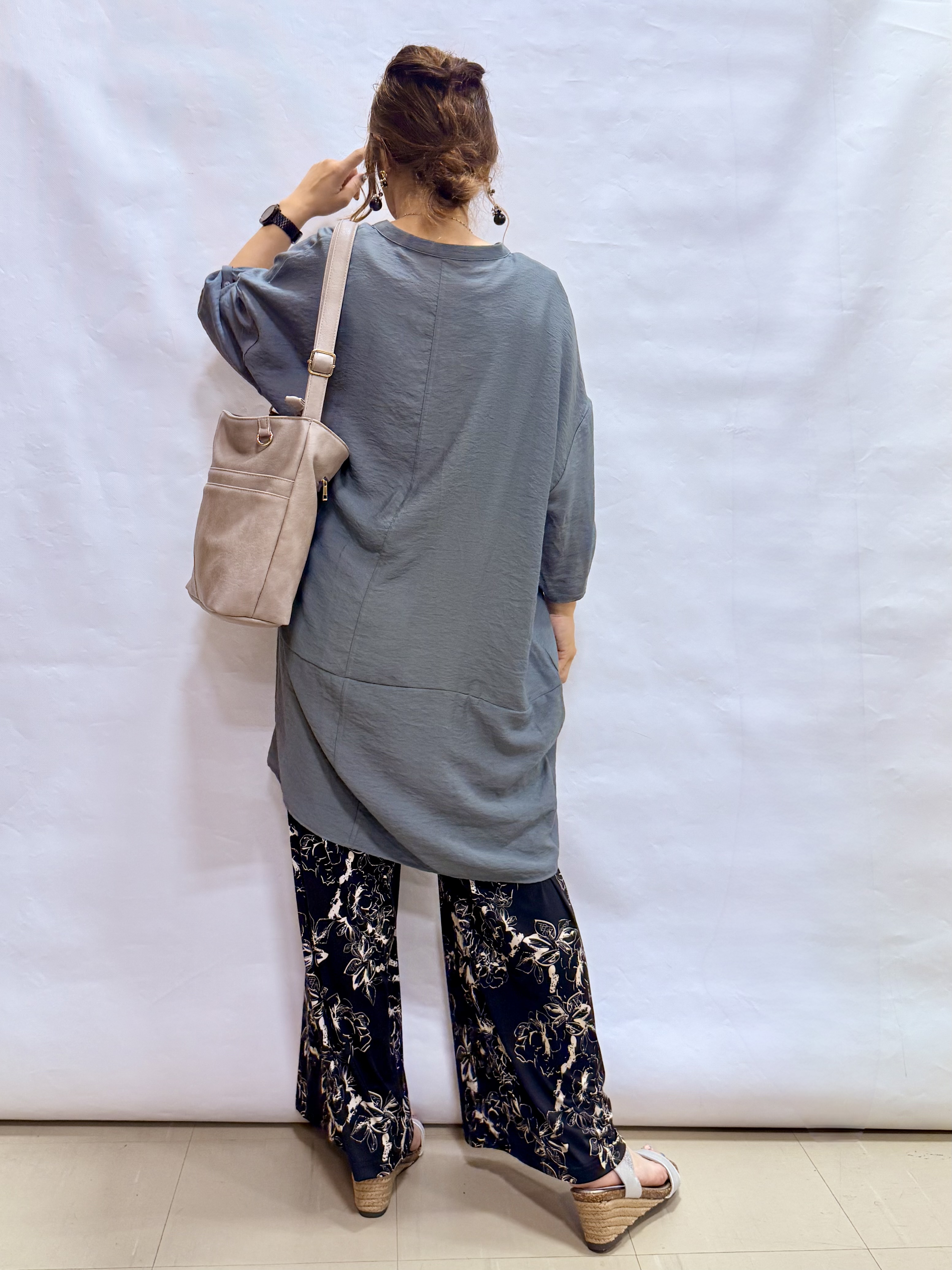 fuuさんの「SHOO･LA･RUE｜【S-LL/洗濯後しわになりにくい】ゆるっと体型カバー 7分袖コクーンチュニック」を使ったコーディネート