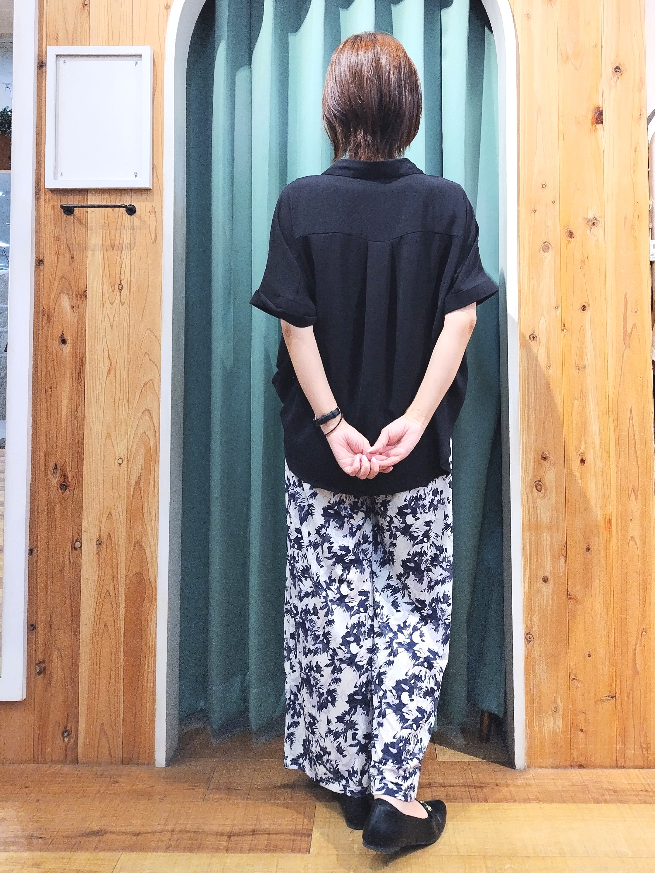 ショーコラさんの「SHOO･LA･RUE｜【洗濯後しわになりにくい/体型カバー】二の腕も隠せる　お袖ロールアップ半袖シャツ」を使ったコーディネート