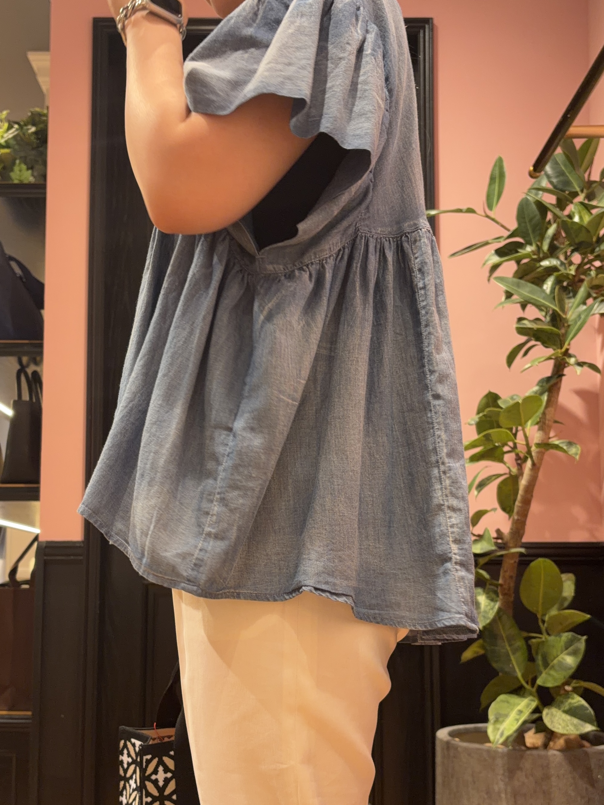 SAKAIさんの「DRESSTERIOR｜【涼しく着映え】シアーデニムAラインブラウス」を使ったコーディネート