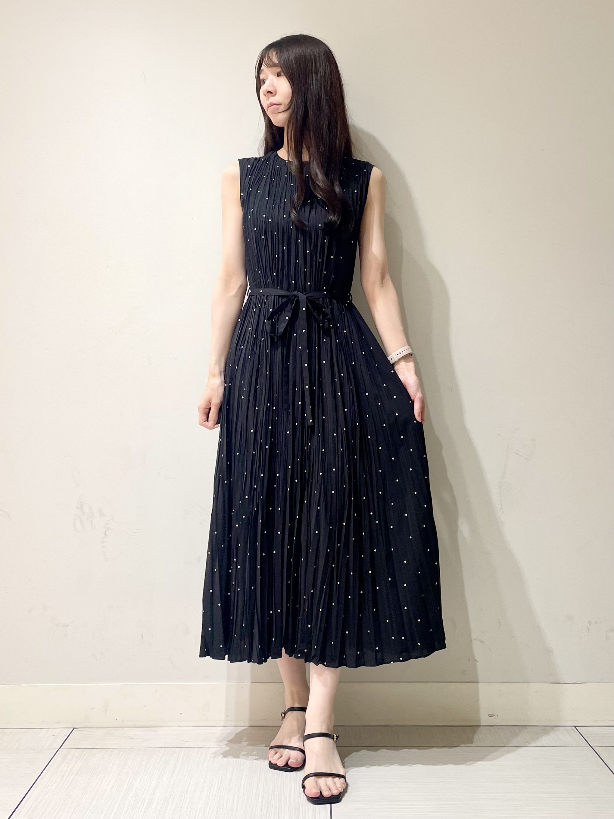 ことさんの「DRESSTERIOR｜【ウォッシャブル/2WAYシルエット】ノースリーブプリーツワンピース」を使ったコーディネート