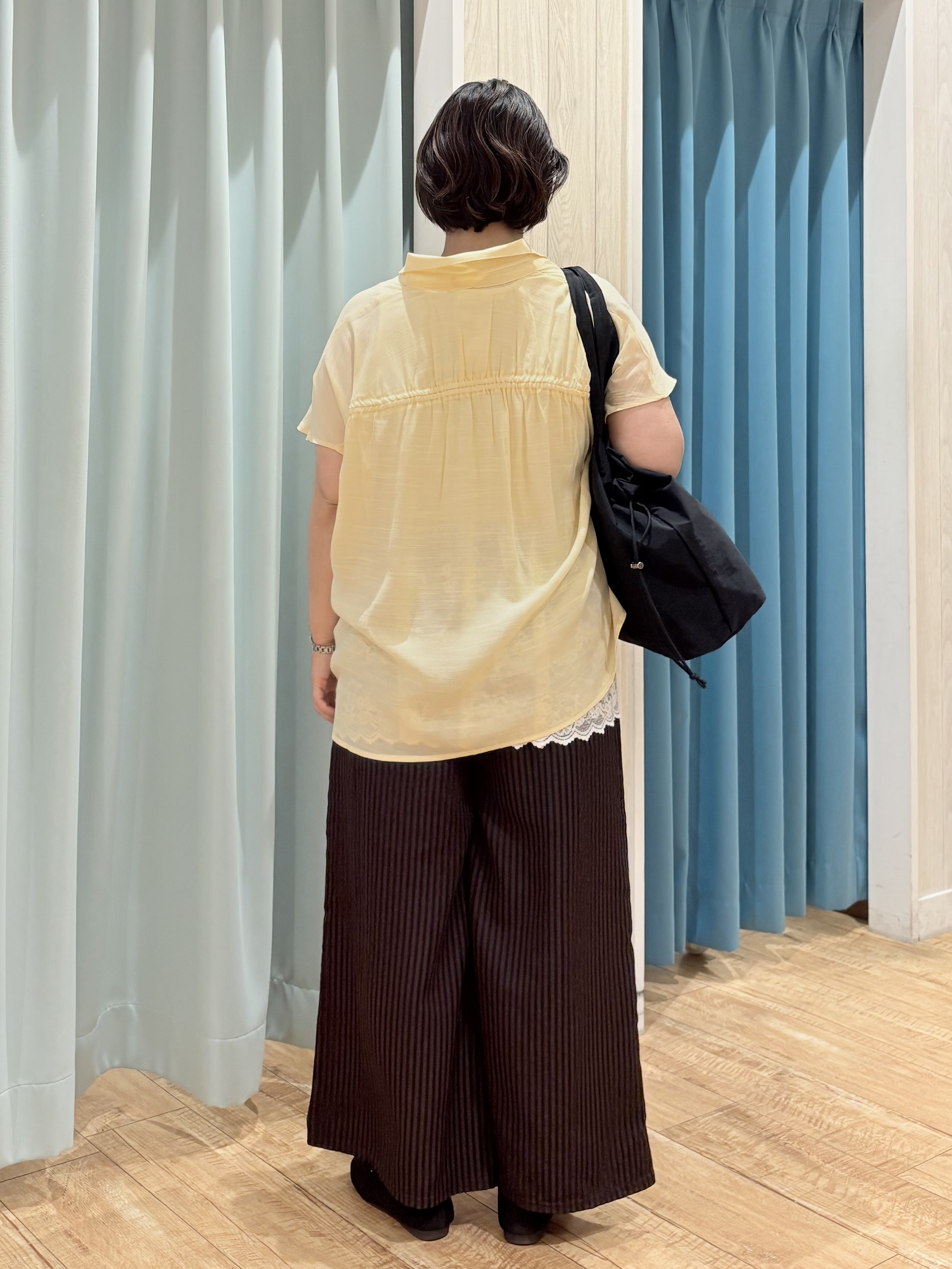 砂糖さんの「SHOO･LA･RUE｜【UV/洗濯機可】ほんのりシアーで上品な バックギャザーブラウス」を使ったコーディネート