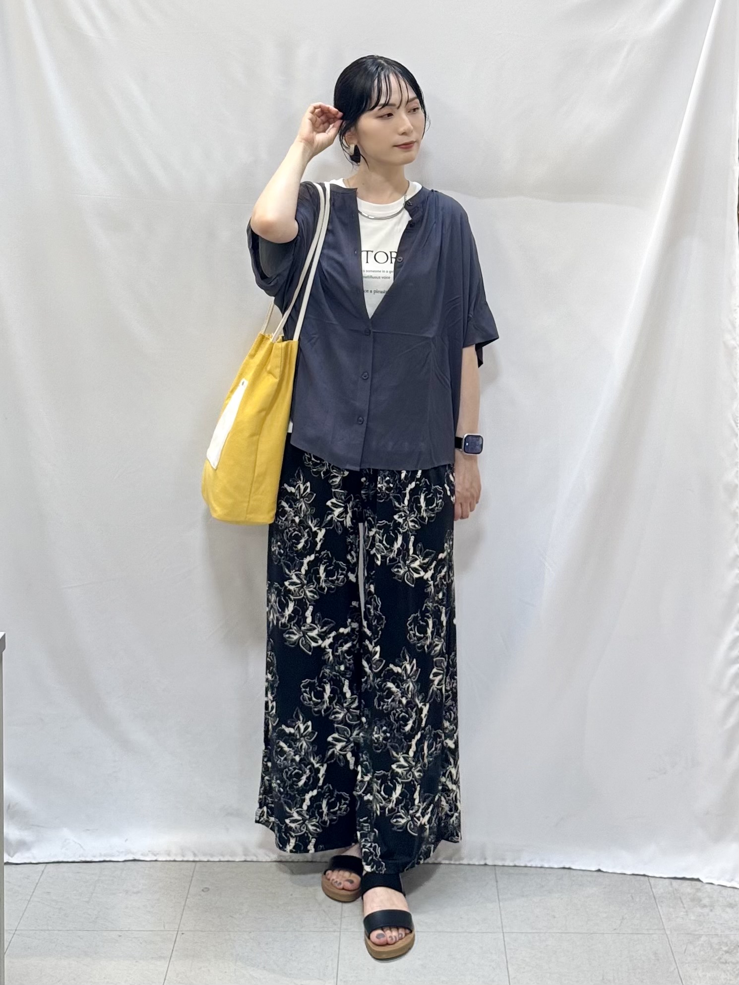 𝐇𝐢𝐫𝐨𝐦𝐢さんの「SHOO･LA･RUE｜【洗濯機可/体型カバー】二の腕隠れる ゆるっとドルマンバンドカラーシャツ」を使ったコーディネート