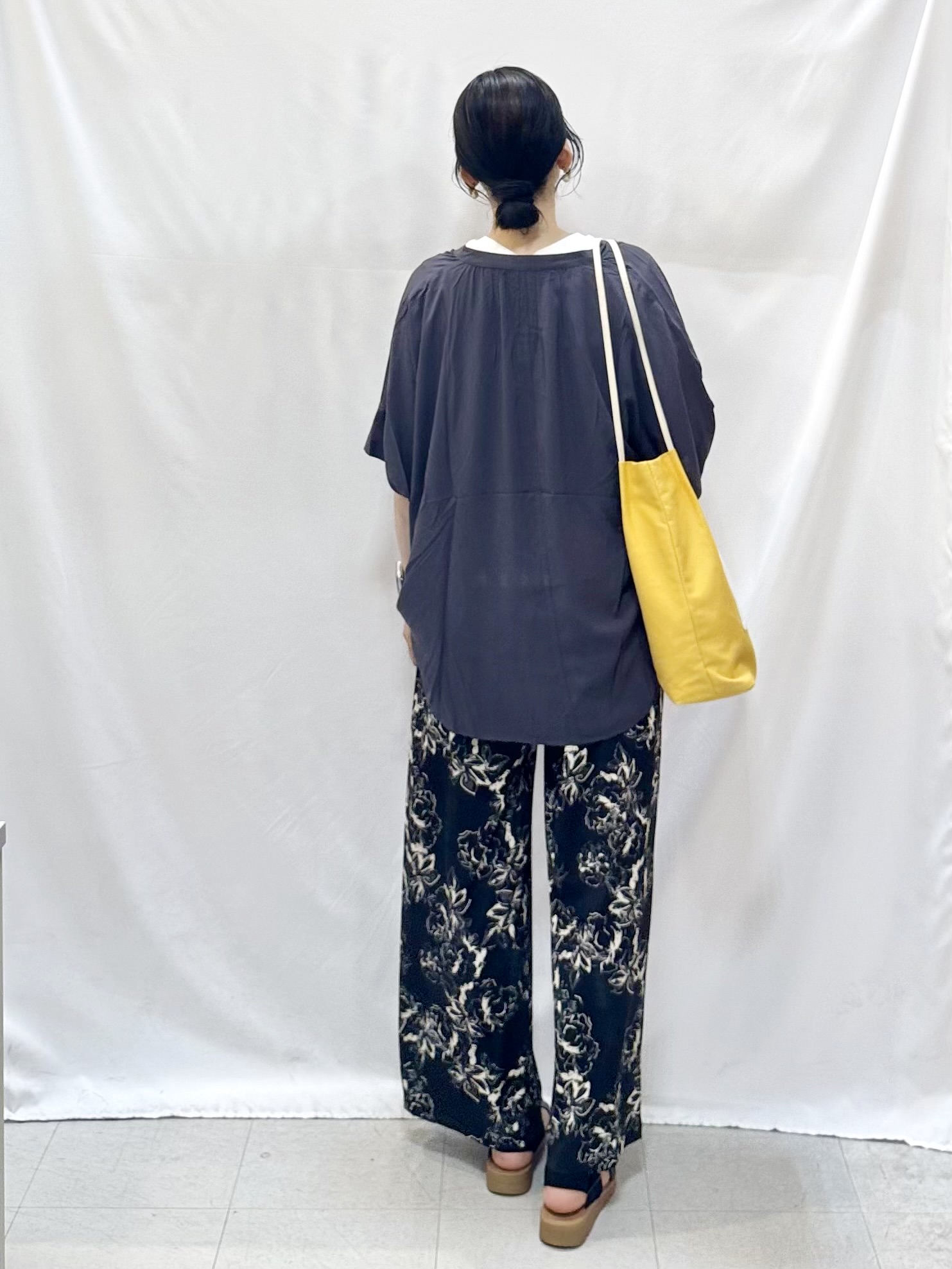 𝐇𝐢𝐫𝐨𝐦𝐢さんの「SHOO･LA･RUE｜【洗濯機可/体型カバー】二の腕隠れる ゆるっとドルマンバンドカラーシャツ」を使ったコーディネート