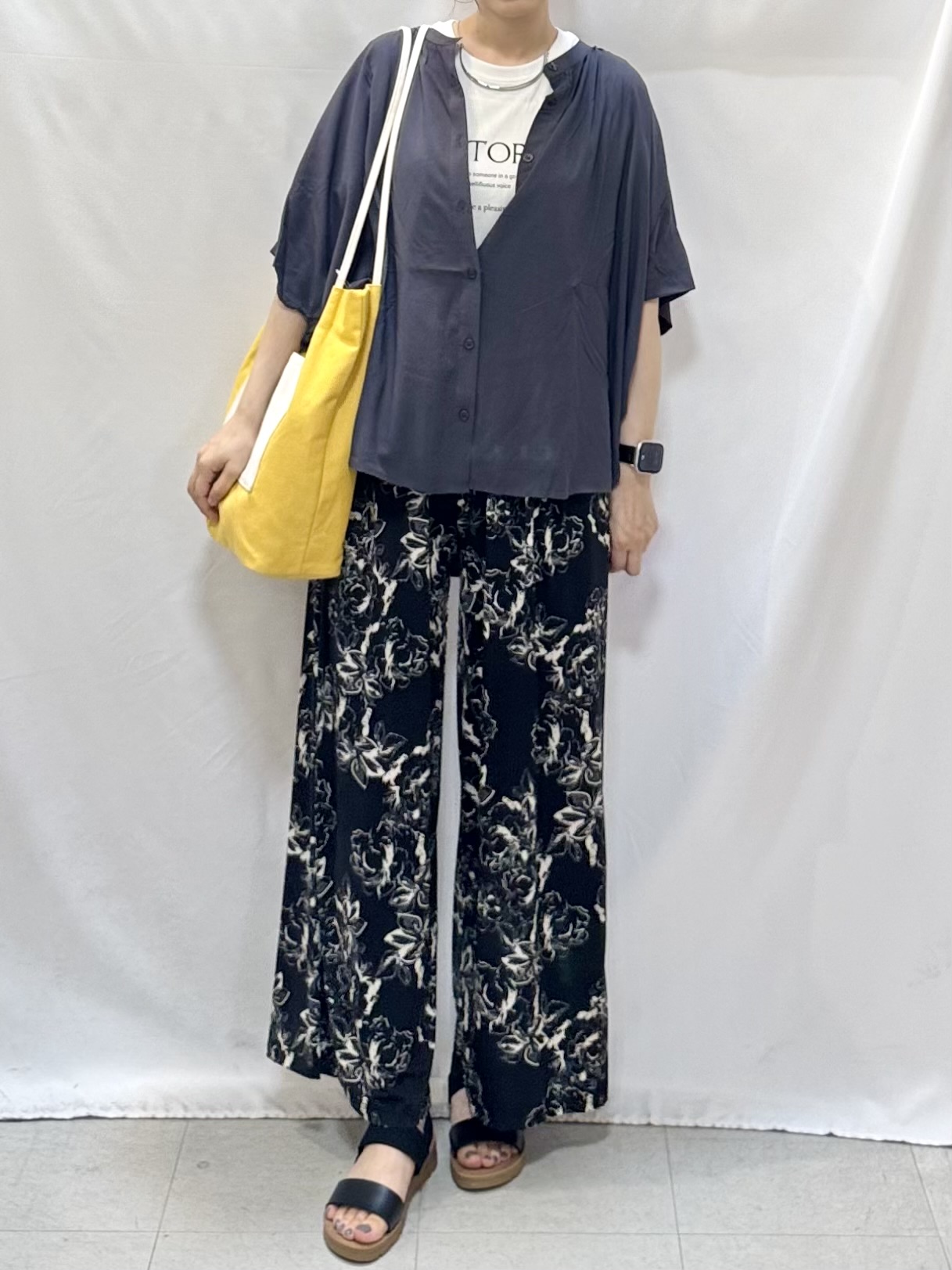 𝐇𝐢𝐫𝐨𝐦𝐢さんの「SHOO･LA･RUE｜【洗濯機可/体型カバー】二の腕隠れる ゆるっとドルマンバンドカラーシャツ」を使ったコーディネート