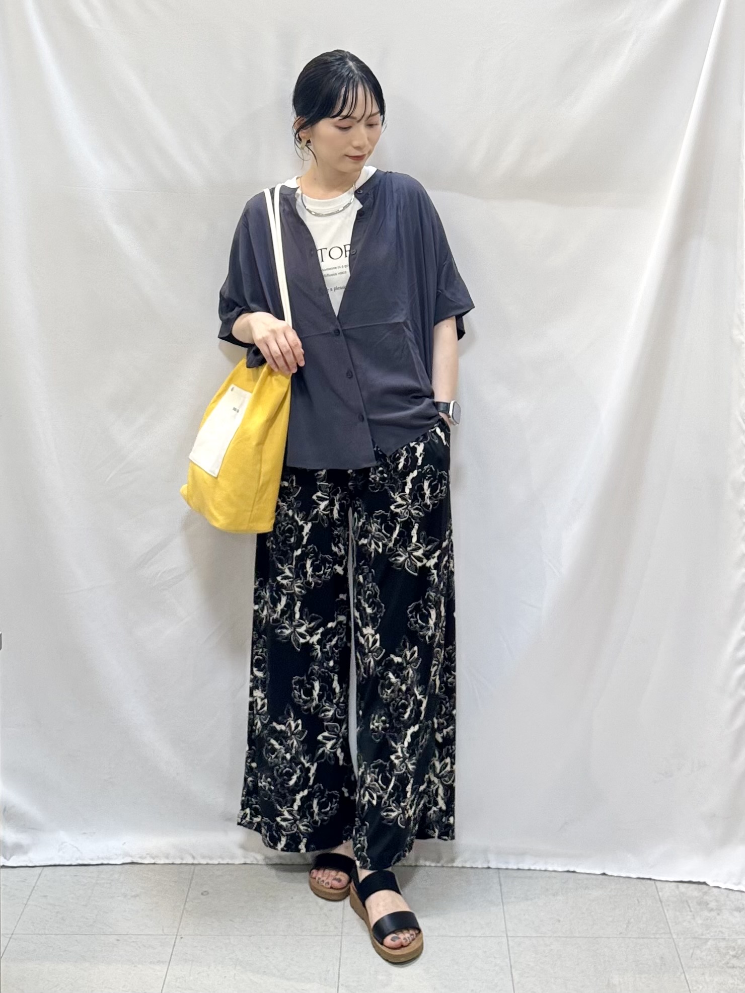 𝐇𝐢𝐫𝐨𝐦𝐢さんの「SHOO･LA･RUE｜【洗濯機可/体型カバー】二の腕隠れる ゆるっとドルマンバンドカラーシャツ」を使ったコーディネート