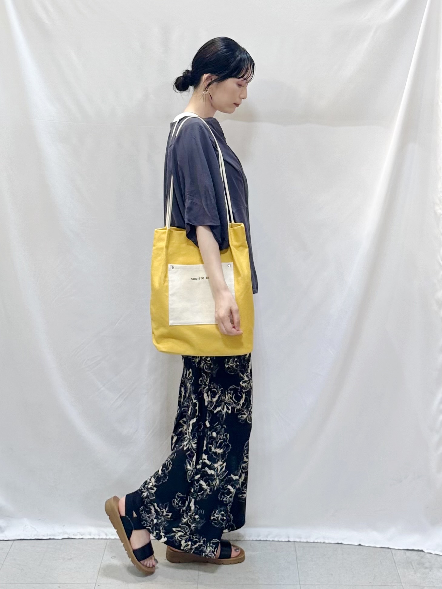 𝐇𝐢𝐫𝐨𝐦𝐢さんの「SHOO･LA･RUE｜【洗濯機可/体型カバー】二の腕隠れる ゆるっとドルマンバンドカラーシャツ」を使ったコーディネート