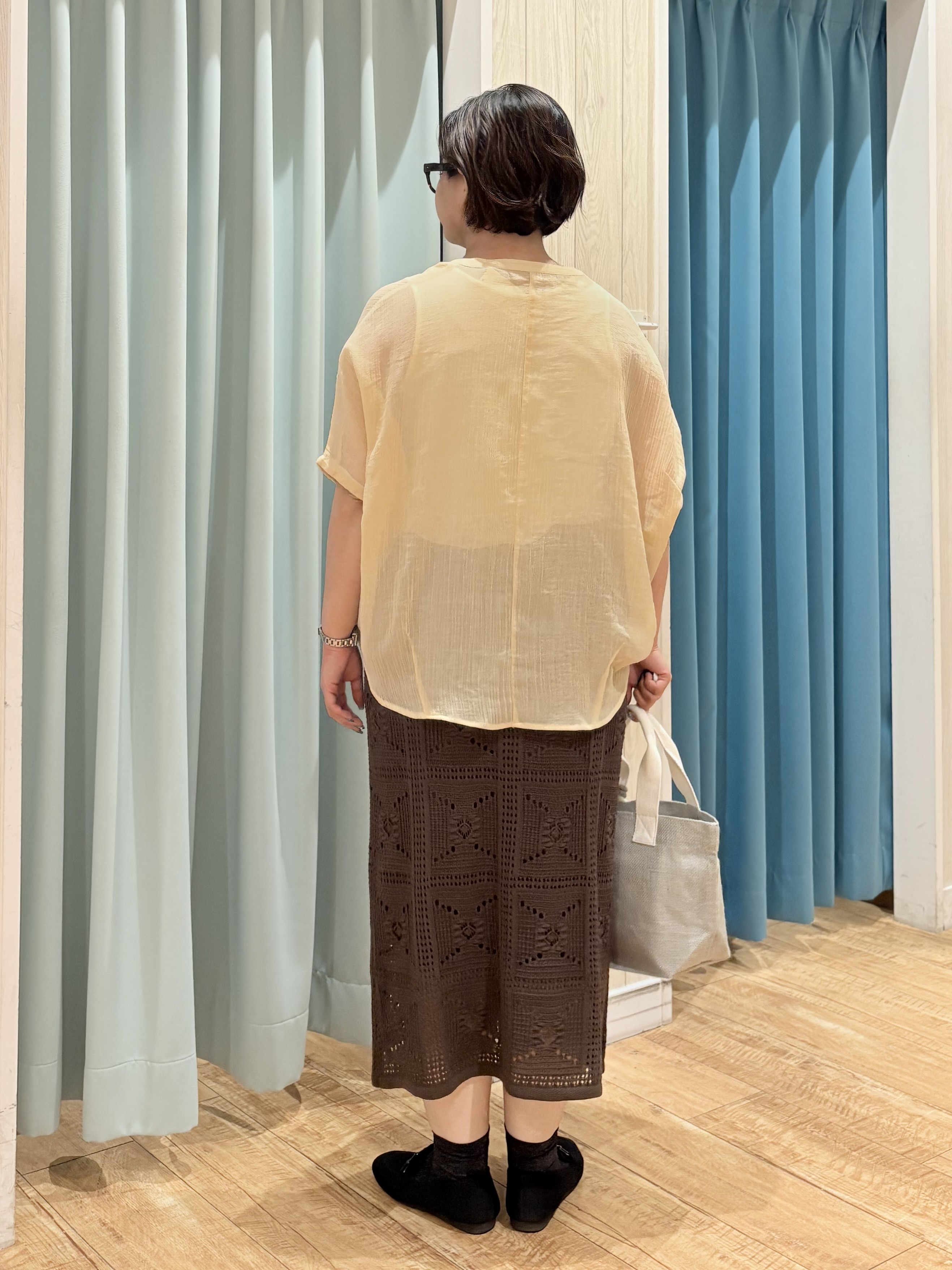 砂糖さんの「SHOO･LA･RUE｜【洗濯機可/選べる6色】程よいシアー感が涼し気 ゆったりワッシャードルマンブラウス」を使ったコーディネート
