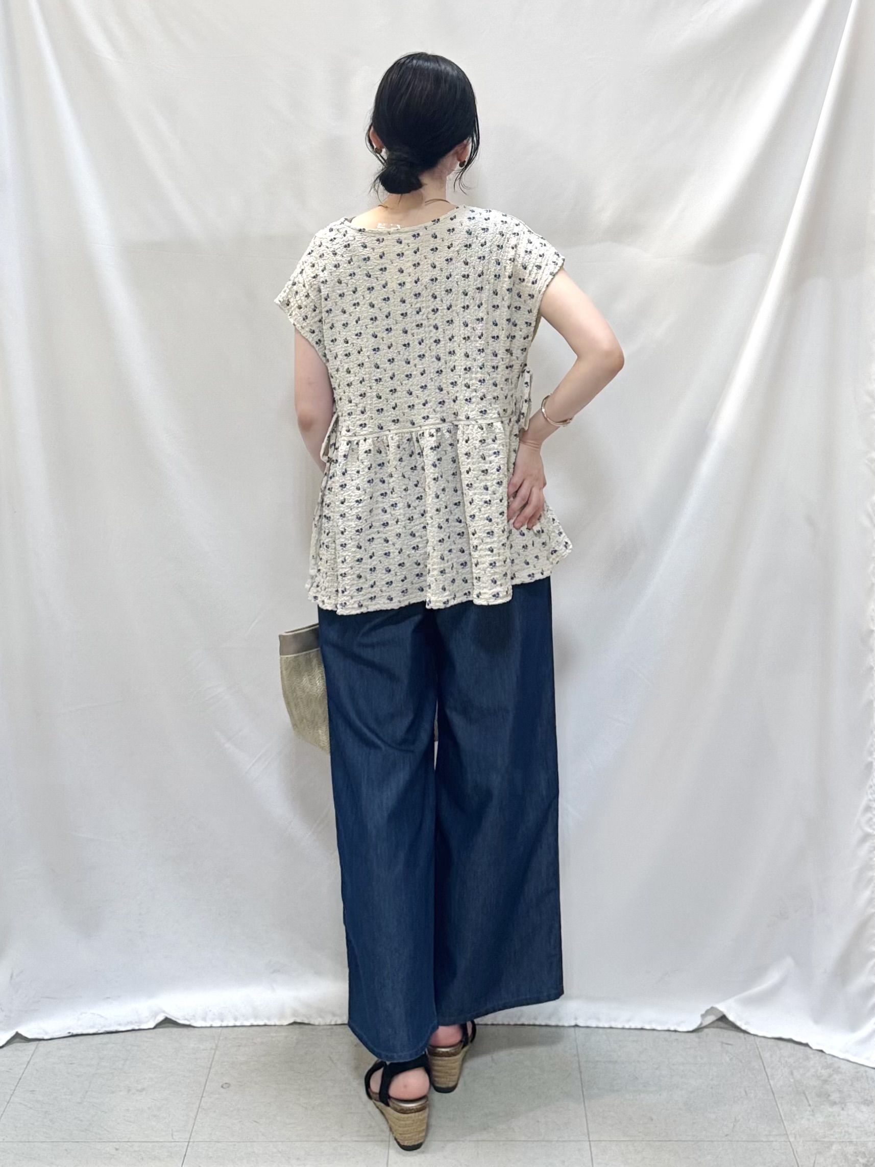 𝐇𝐢𝐫𝐨𝐦𝐢さんの「SHOO･LA･RUE｜【S-LL/洗濯機可】サイドリボン付き ポコポコペプラムトップス」を使ったコーディネート