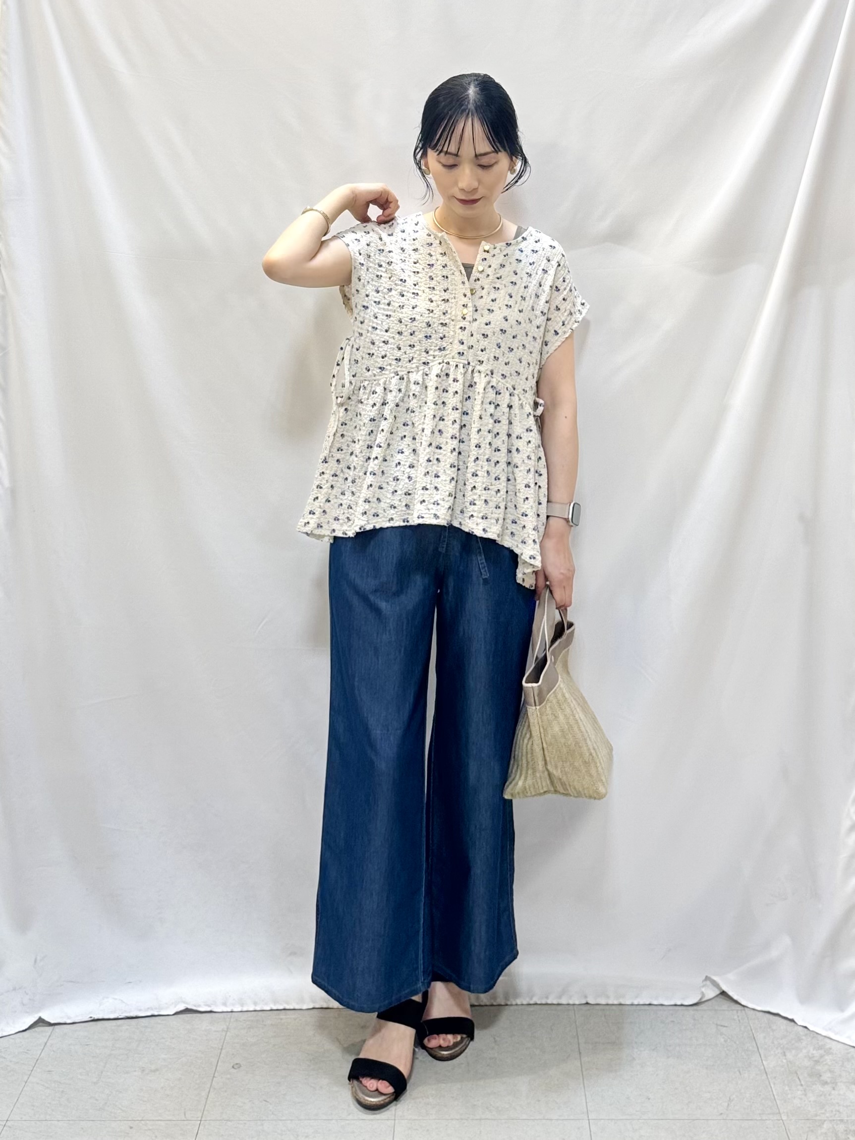 𝐇𝐢𝐫𝐨𝐦𝐢さんの「SHOO･LA･RUE｜【S-LL/洗濯機可】サイドリボン付き ポコポコペプラムトップス」を使ったコーディネート