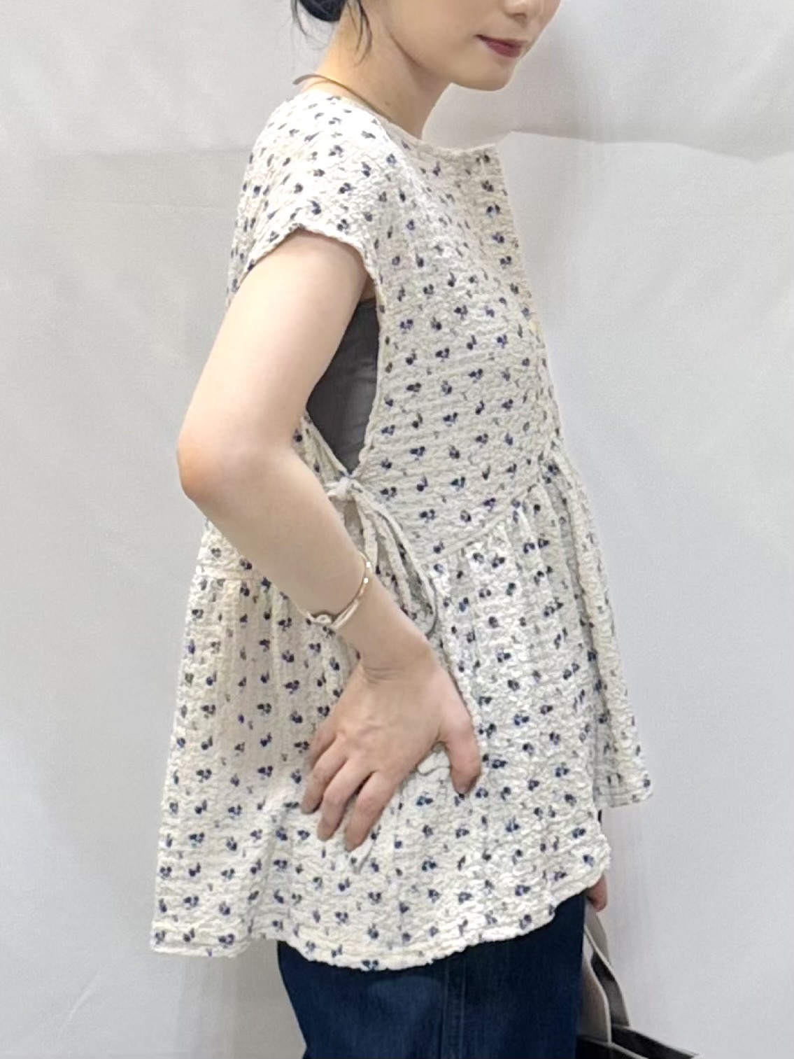𝐇𝐢𝐫𝐨𝐦𝐢さんの「SHOO･LA･RUE｜【S-LL/洗濯機可】サイドリボン付き ポコポコペプラムトップス」を使ったコーディネート