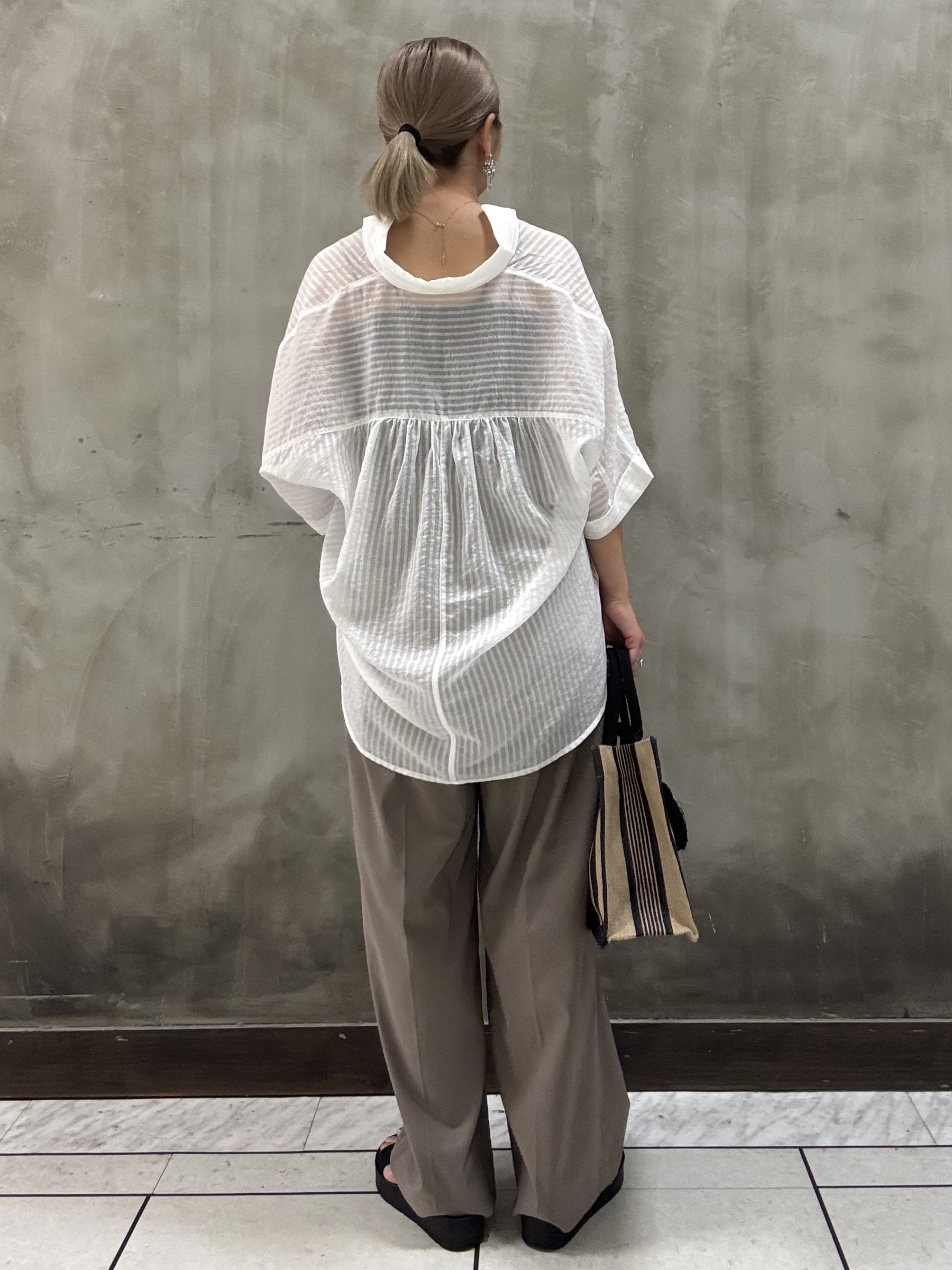 minaさんの「grove｜【洗濯機◎・体型カバー】ON/OFF使える、シアースキッパーシャツ」を使ったコーディネート